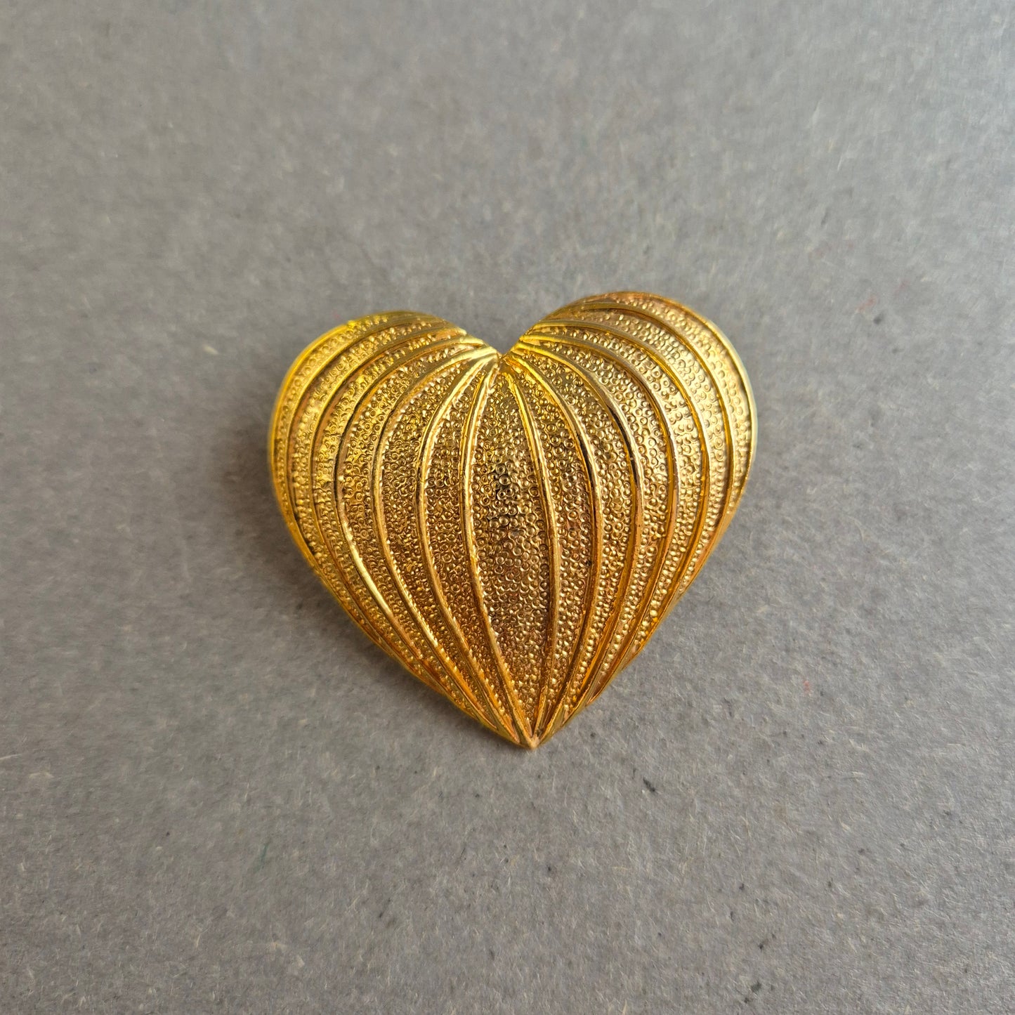 Goldfarbene Herz-Brosche – Vintage-Chic mit Strukturdesign