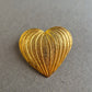 Goldfarbene Herz-Brosche – Vintage-Chic mit Strukturdesign