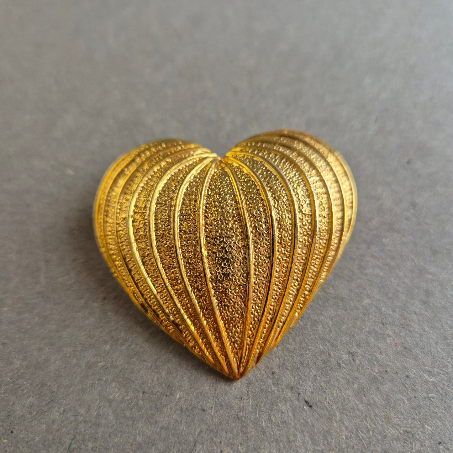 Goldfarbene Herz-Brosche – Vintage-Chic mit Strukturdesign