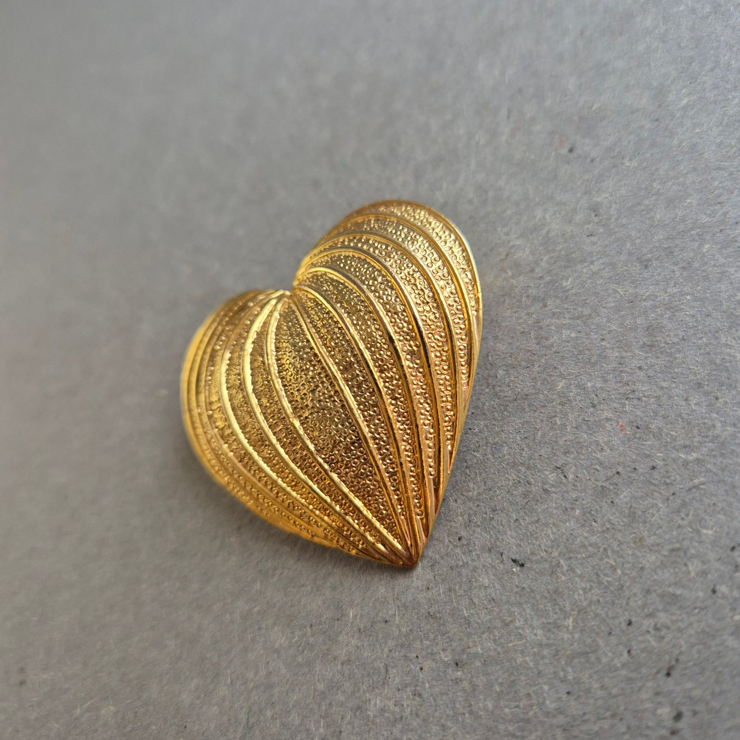 Goldfarbene Herz-Brosche – Vintage-Chic mit Strukturdesign
