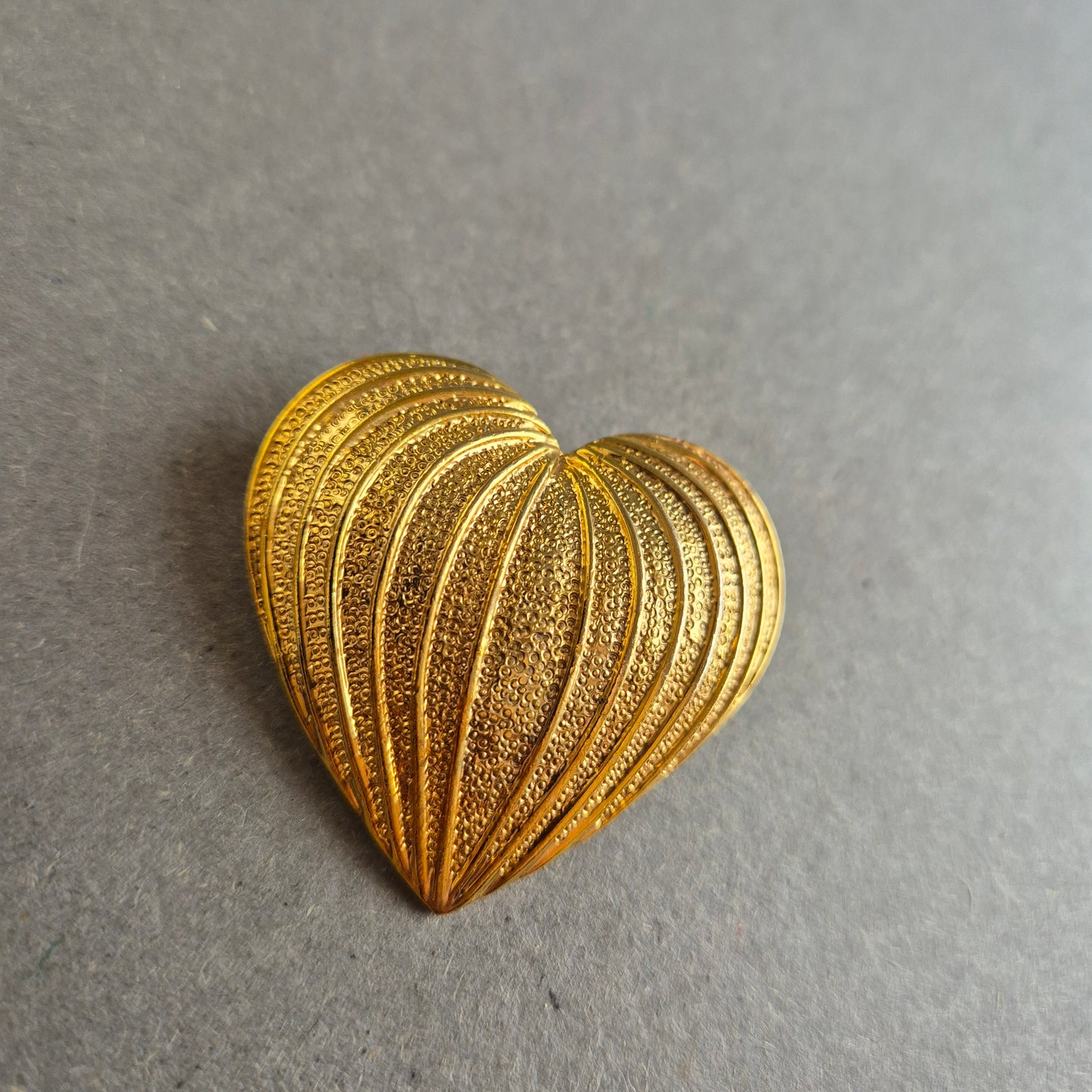 Goldfarbene Herz-Brosche – Vintage-Chic mit Strukturdesign