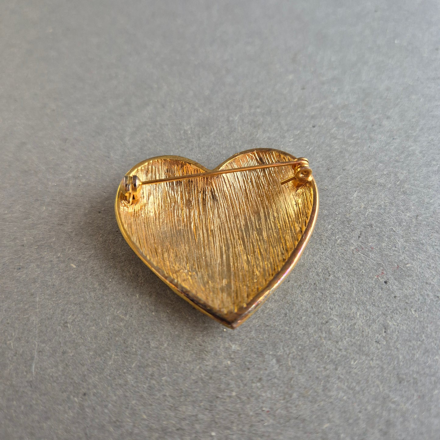 Goldfarbene Herz-Brosche – Vintage-Chic mit Strukturdesign