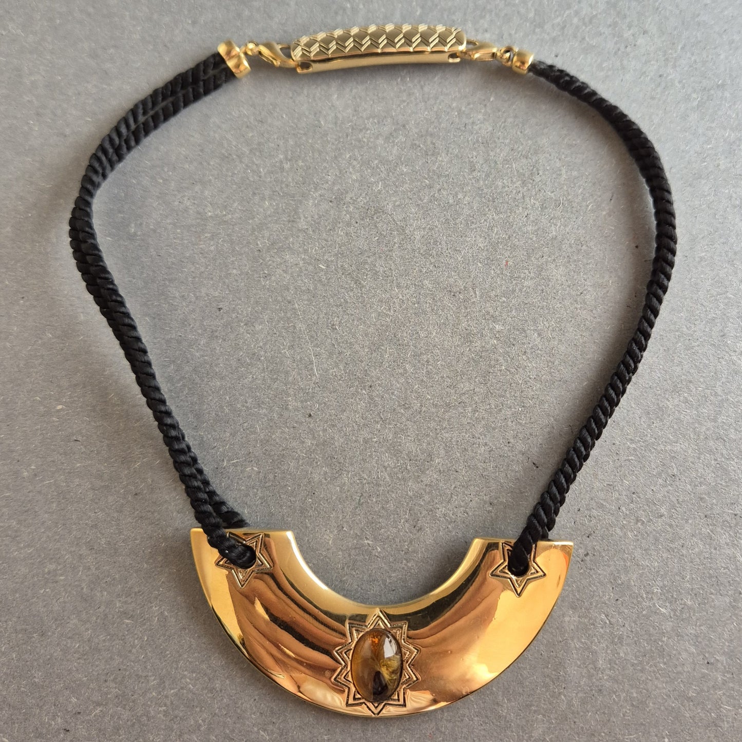 Ethno-inspirierte Statement-Kette mit goldfarbenem Anhänger