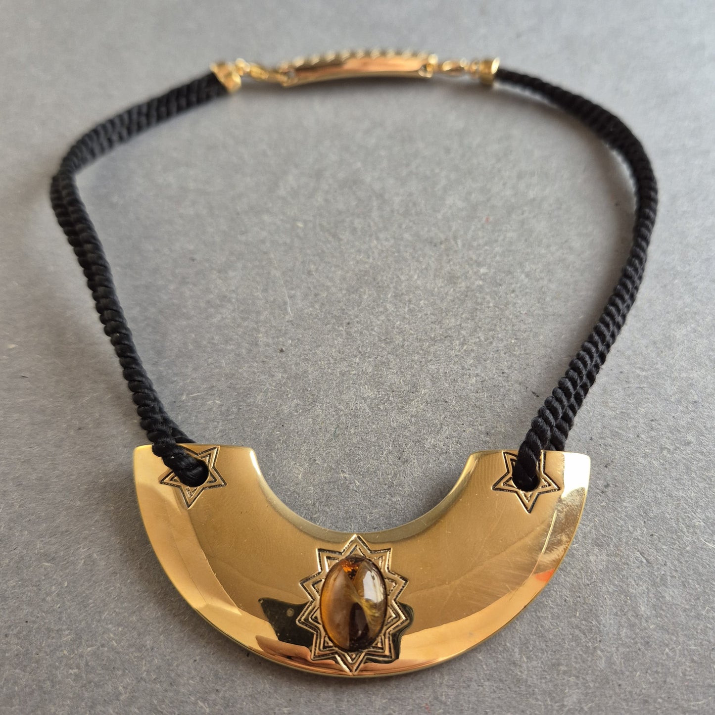 Ethno-inspirierte Statement-Kette mit goldfarbenem Anhänger