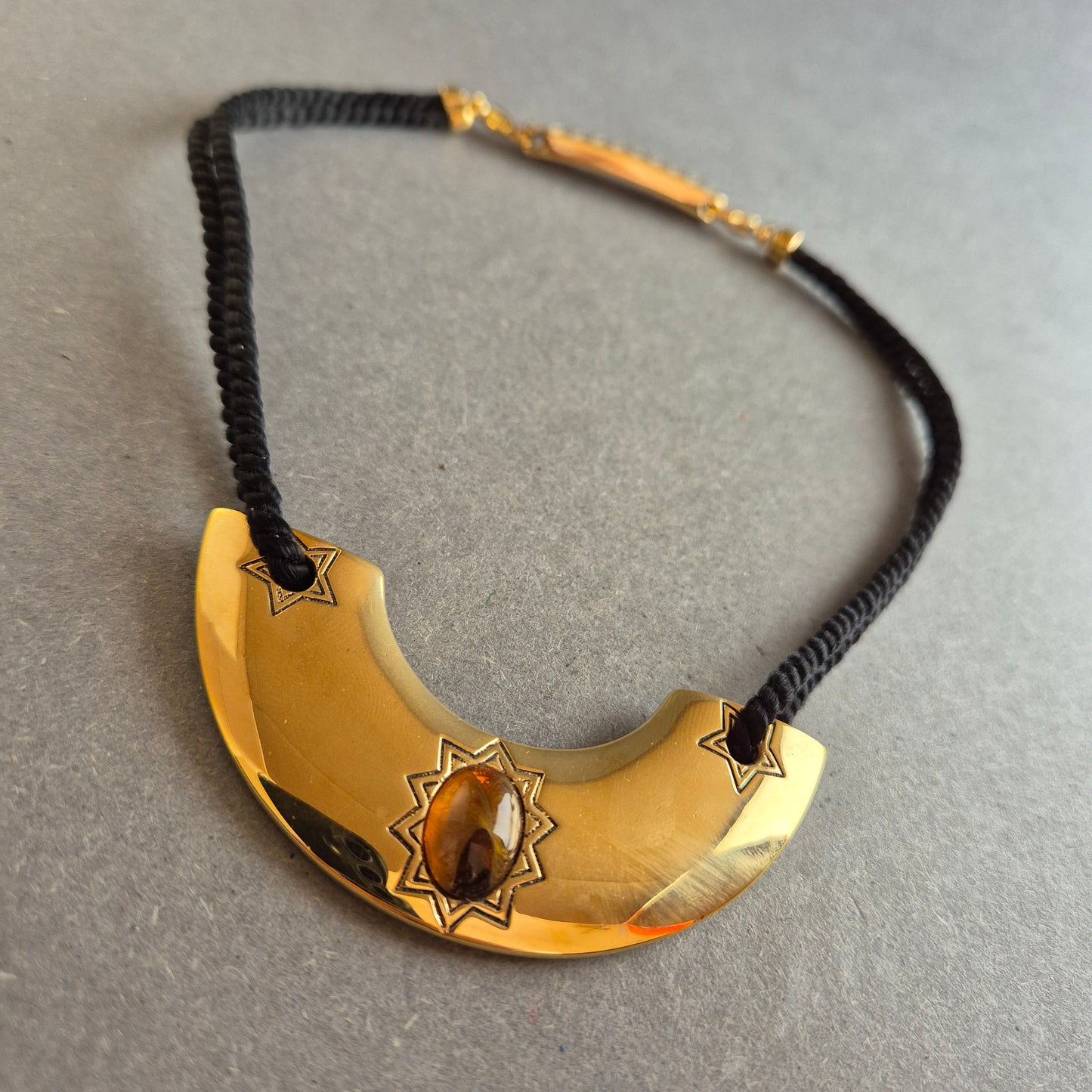 Ethno-inspirierte Statement-Kette mit goldfarbenem Anhänger