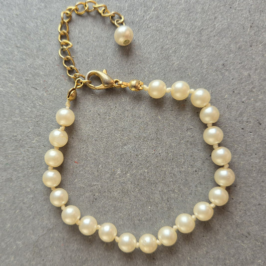 Zartes Perlenarmband mit goldfarbenem Verschluss – Zeitlose Eleganz