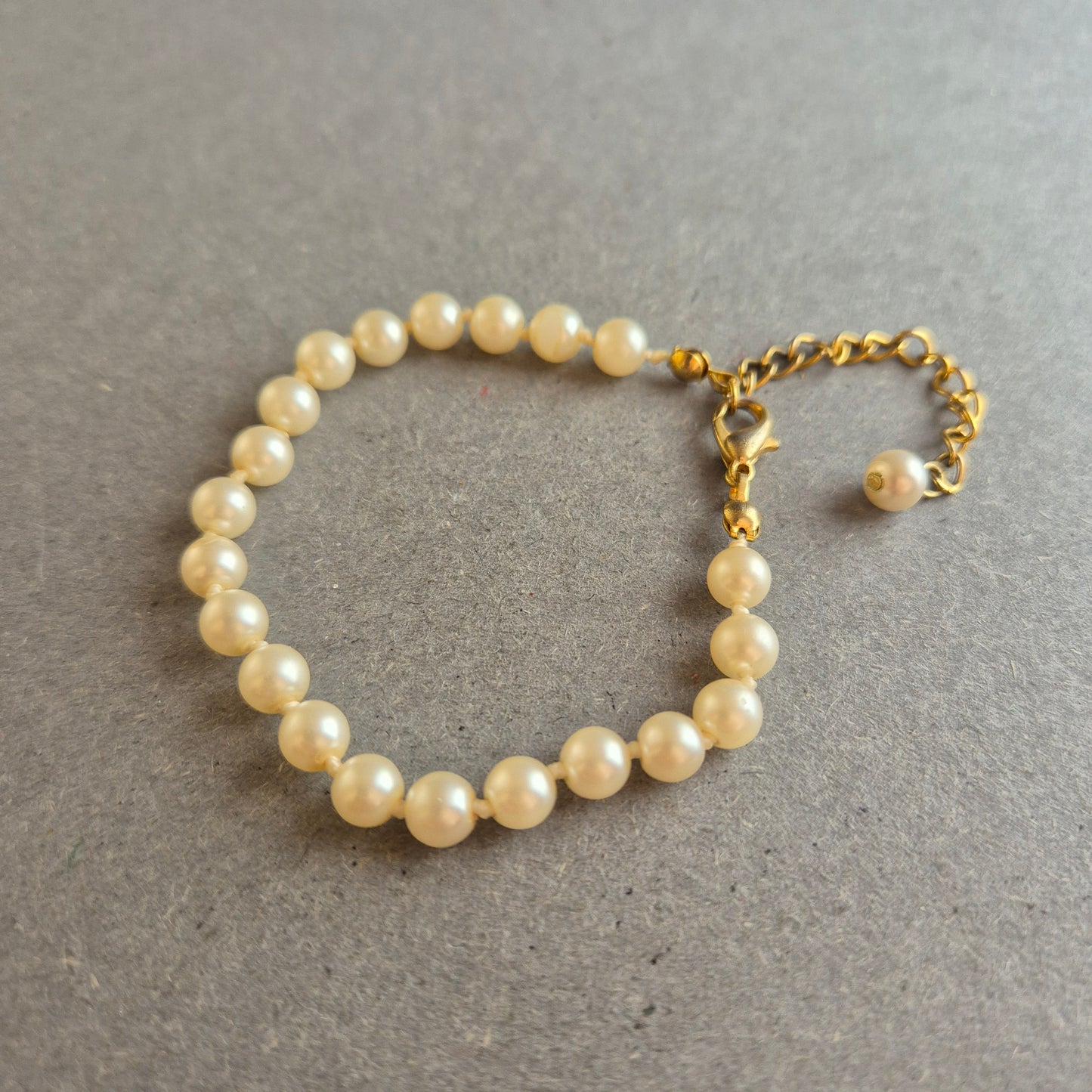 Zartes Perlenarmband mit goldfarbenem Verschluss – Zeitlose Eleganz
