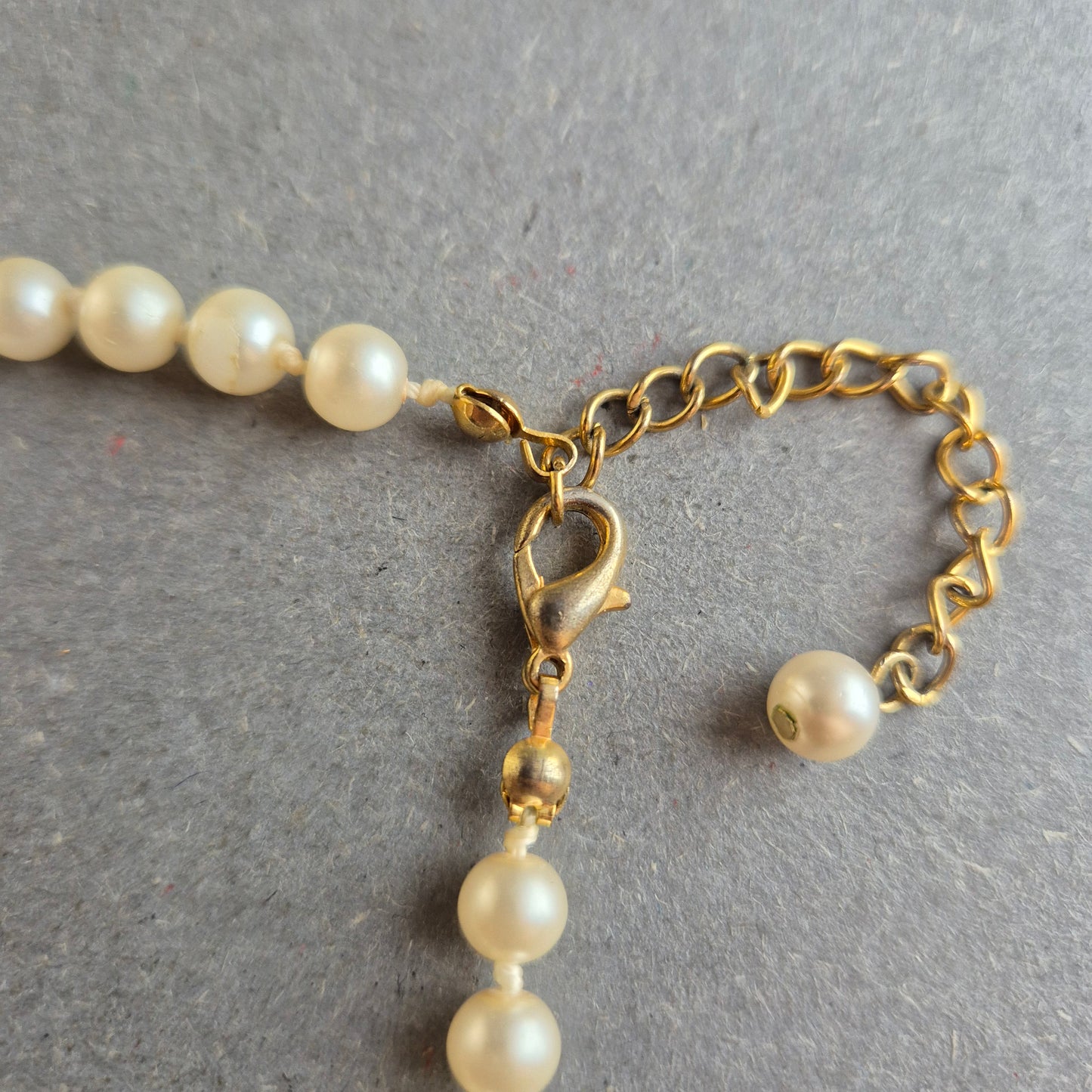 Zartes Perlenarmband mit goldfarbenem Verschluss – Zeitlose Eleganz
