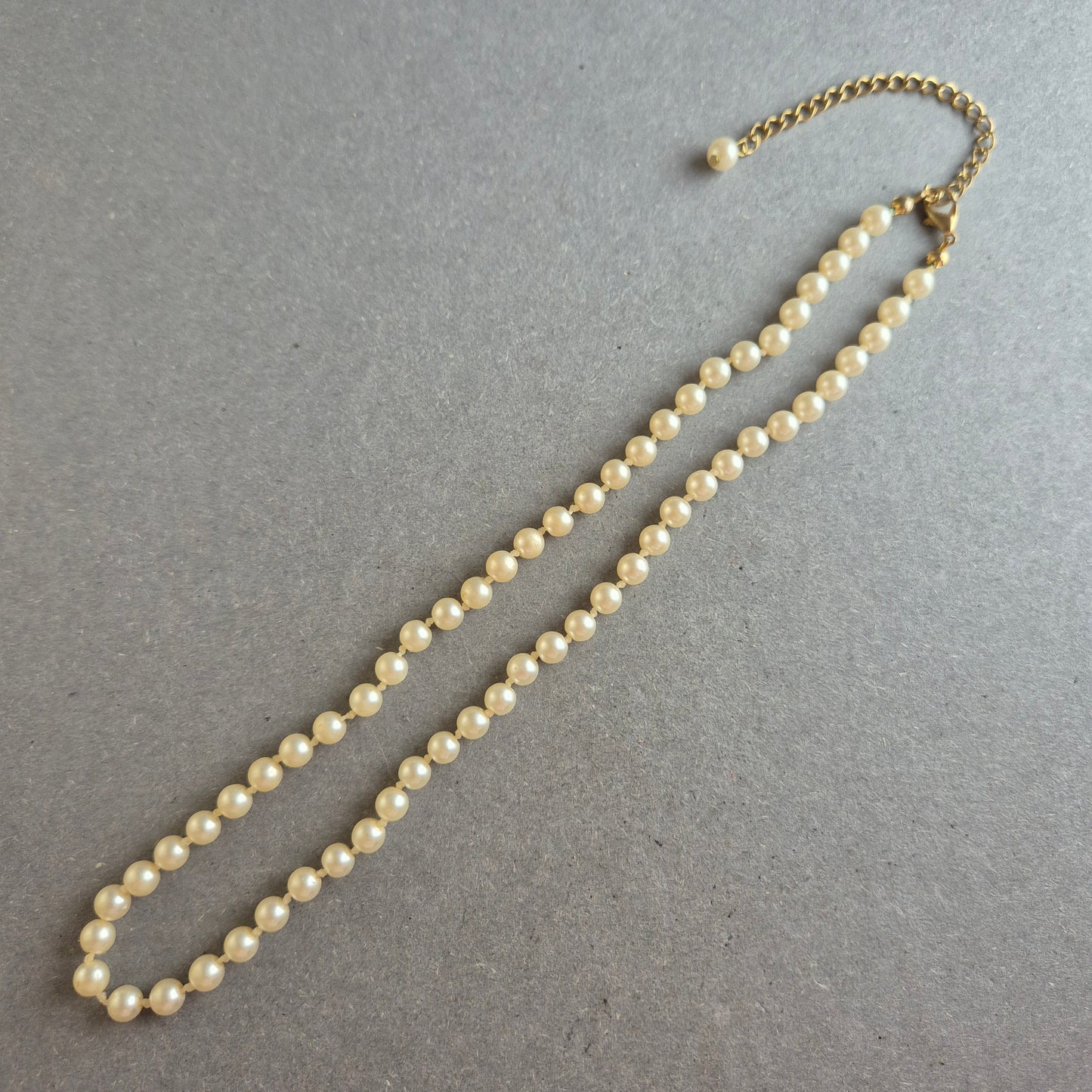 Feine Perlenkette mit Verlängerung – Eleganz im Vintage-Stil