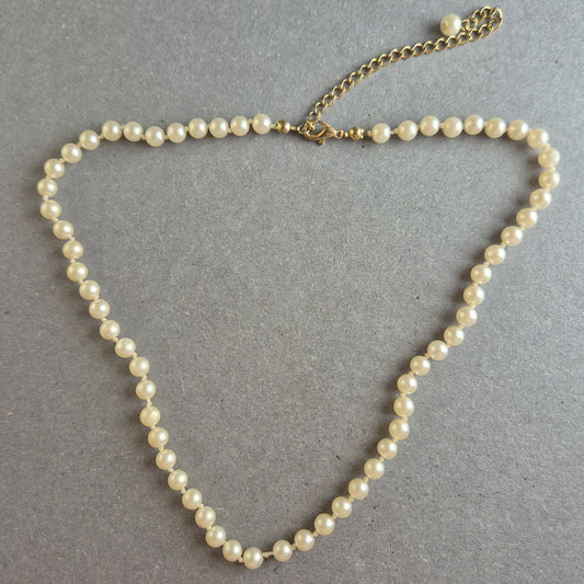 Feine Perlenkette mit Verlängerung – Eleganz im Vintage-Stil