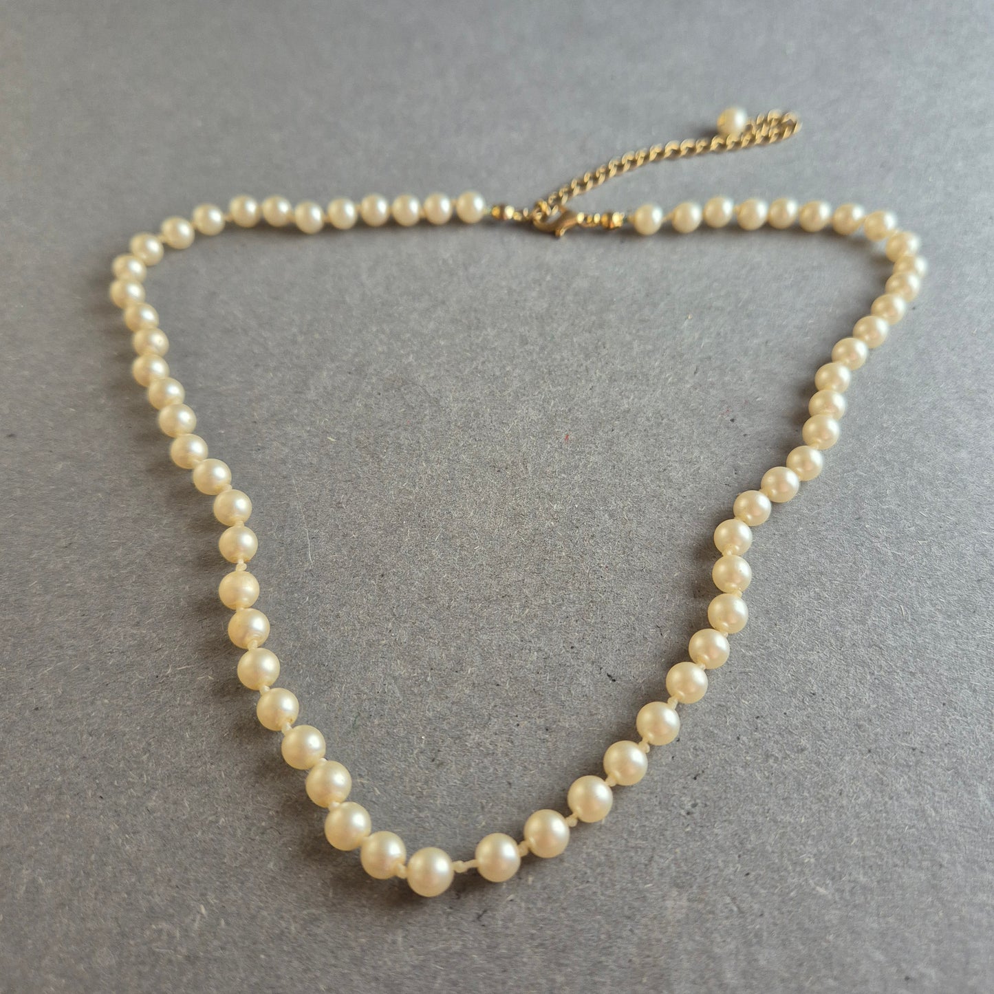 Feine Perlenkette mit Verlängerung – Eleganz im Vintage-Stil