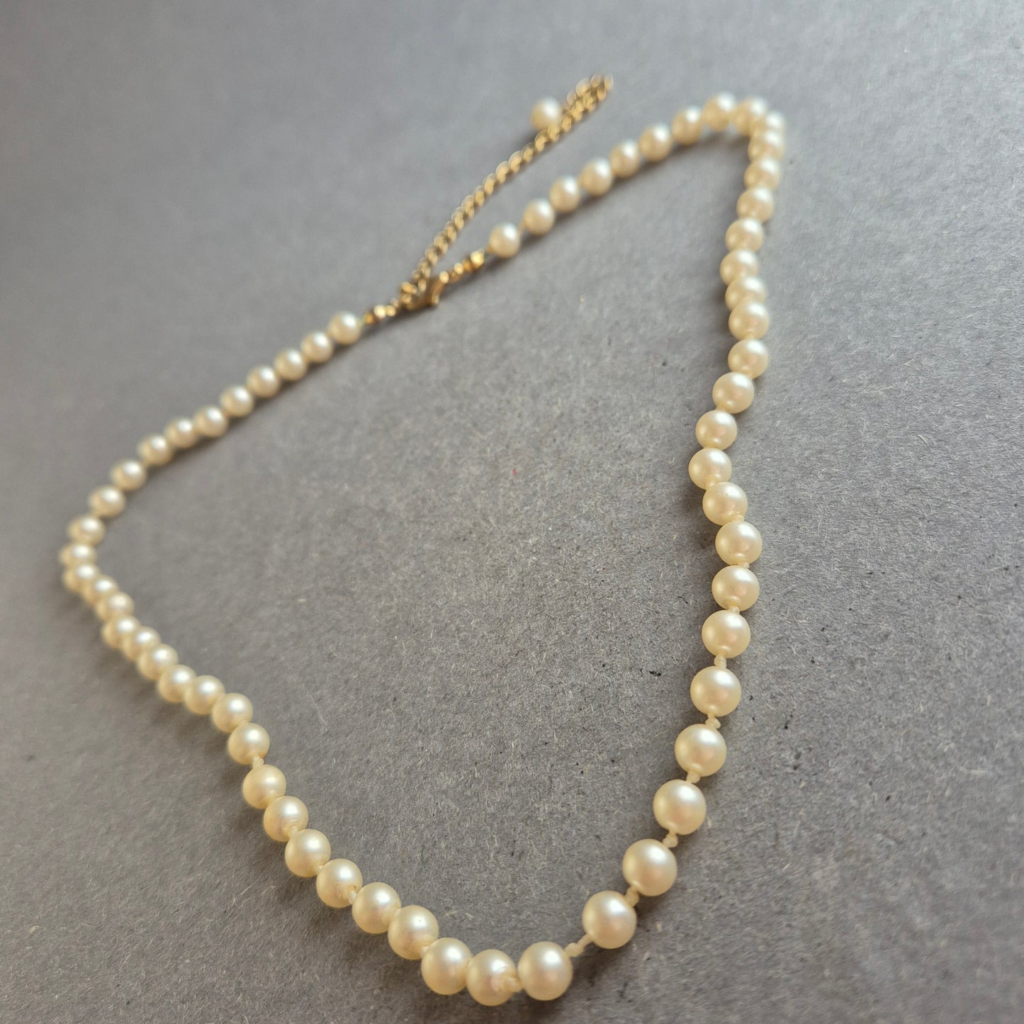 Feine Perlenkette mit Verlängerung – Eleganz im Vintage-Stil