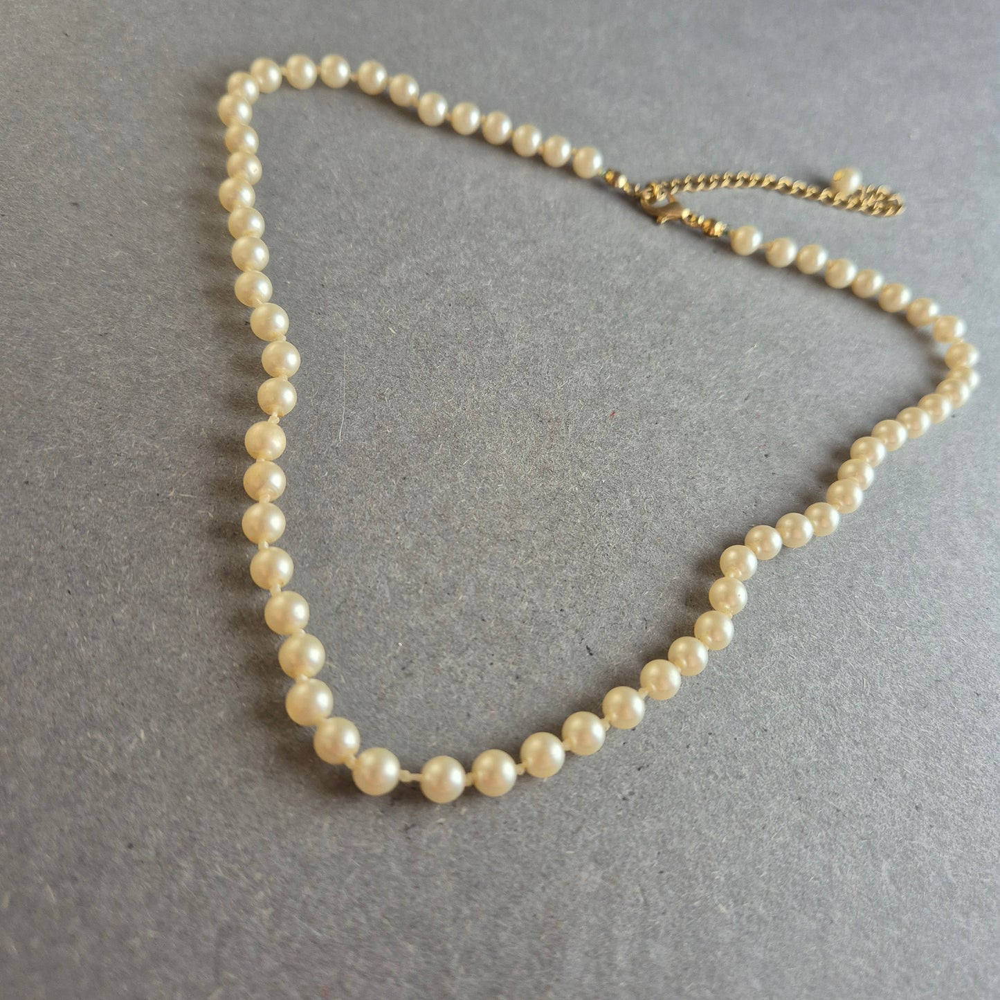 Feine Perlenkette mit Verlängerung – Eleganz im Vintage-Stil