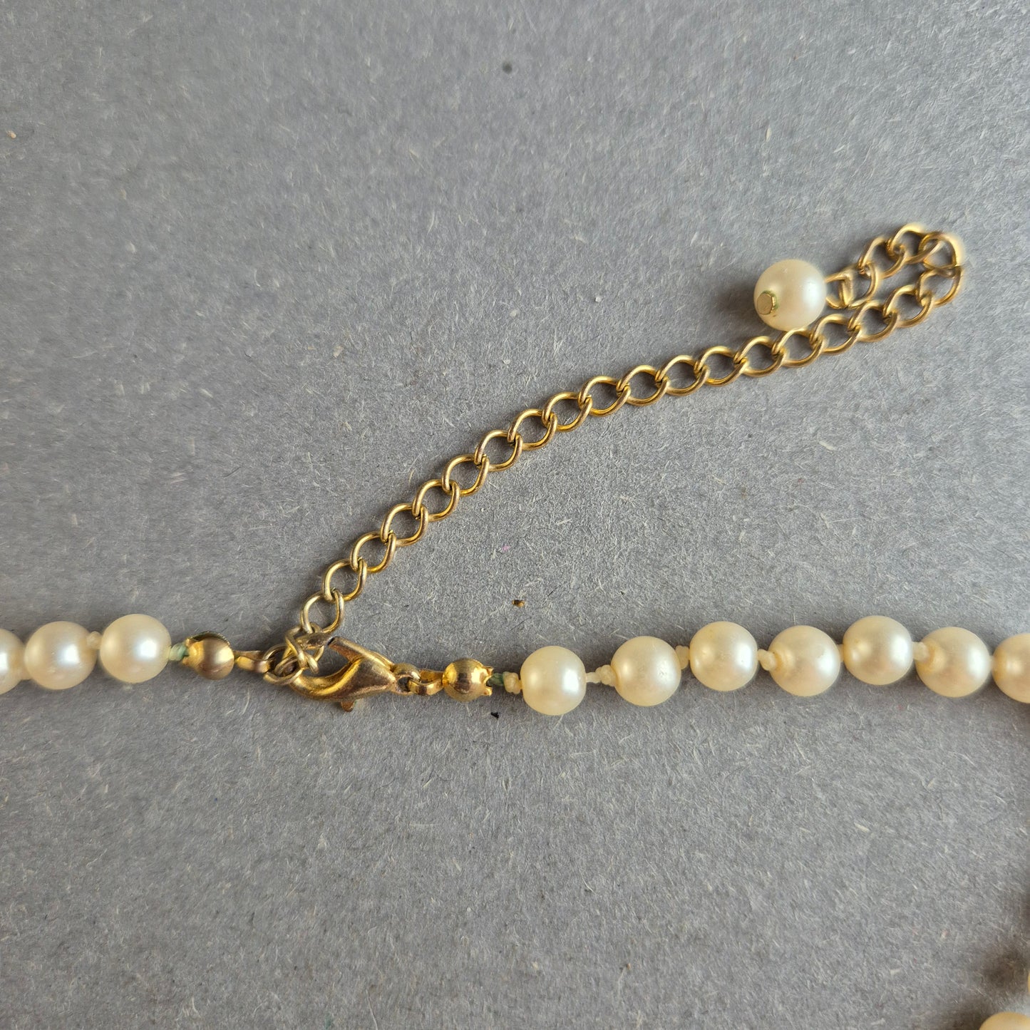 Feine Perlenkette mit Verlängerung – Eleganz im Vintage-Stil