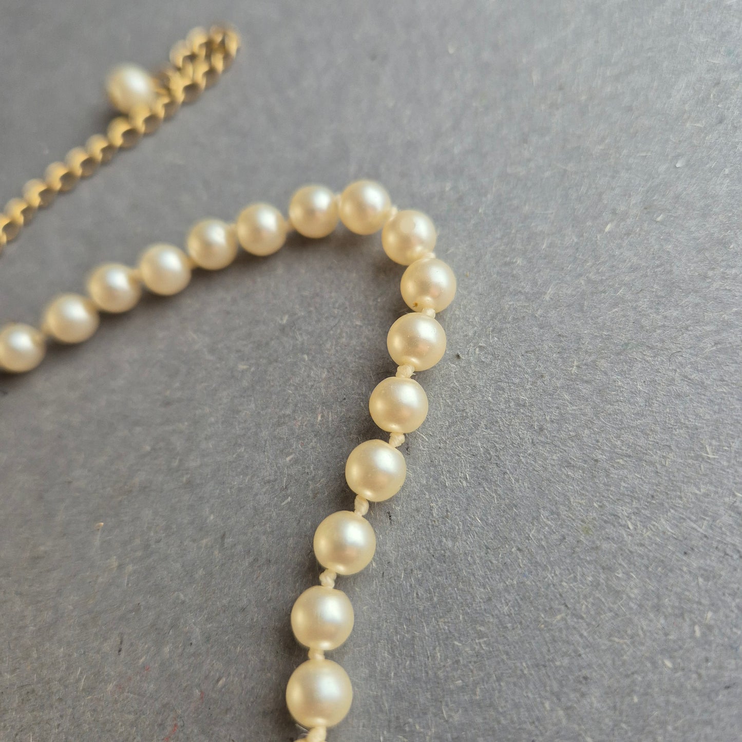 Feine Perlenkette mit Verlängerung – Eleganz im Vintage-Stil