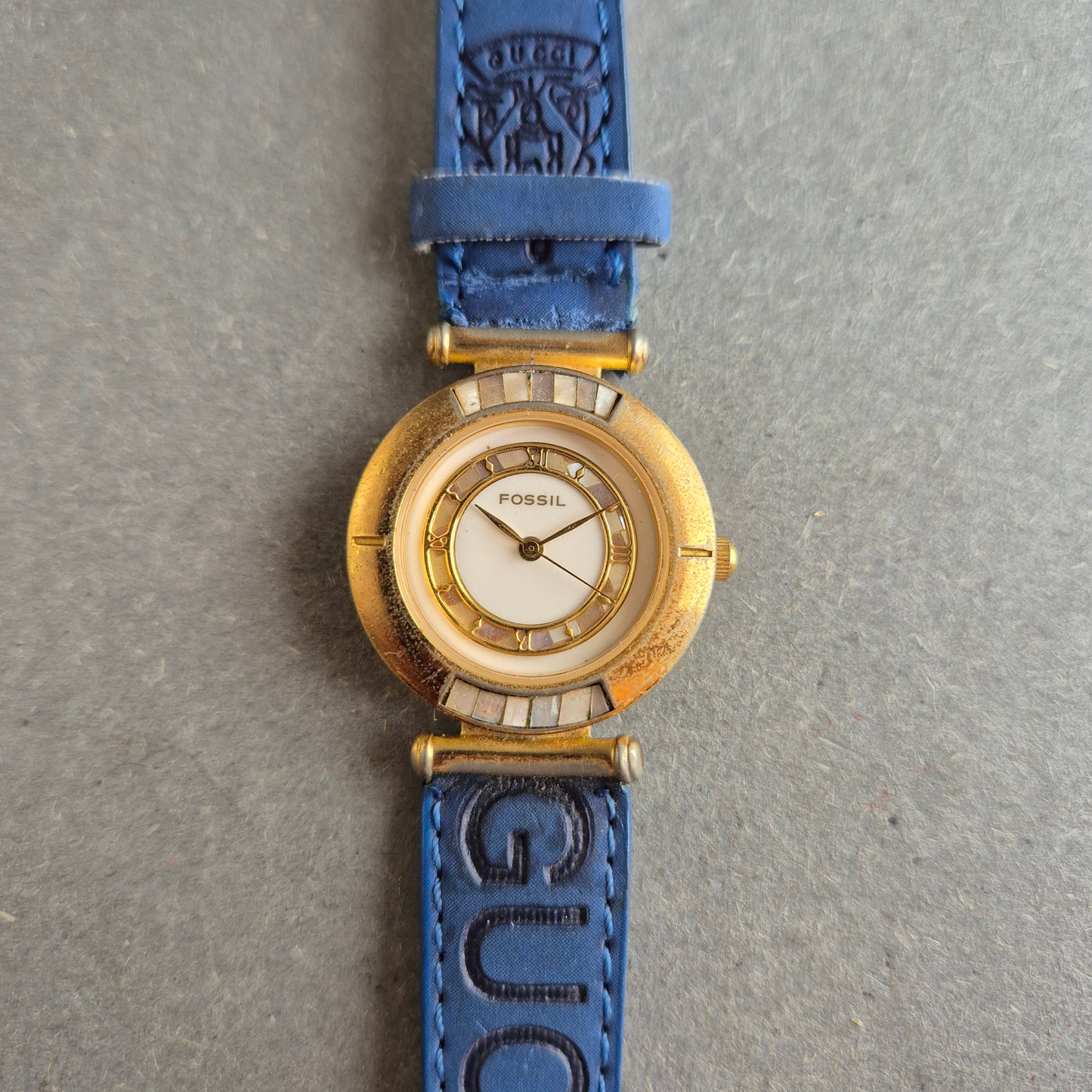 Fossil Damenarmbanduhr – Goldgehäuse & Blaues Band mit Mängeln