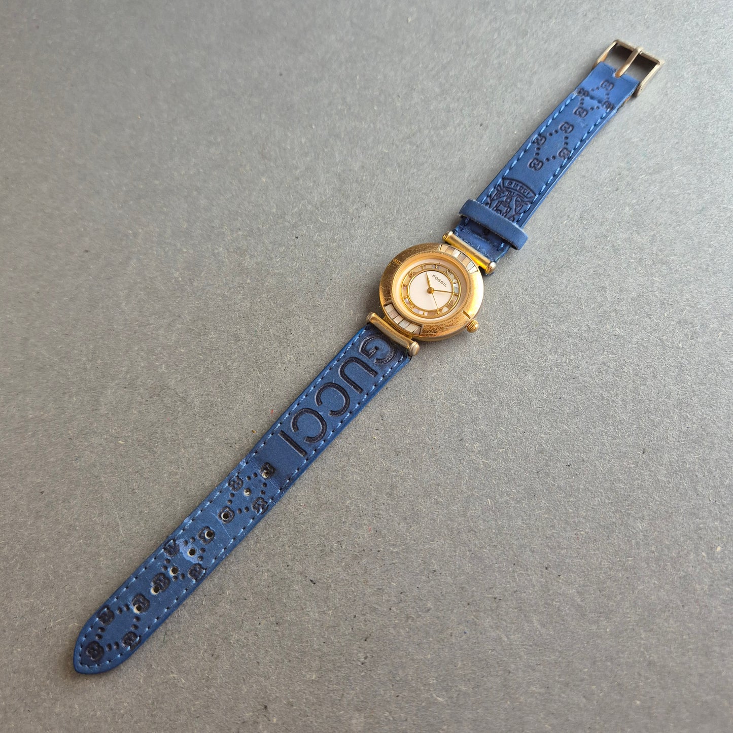 Fossil Damenarmbanduhr – Goldgehäuse & Blaues Band mit Mängeln