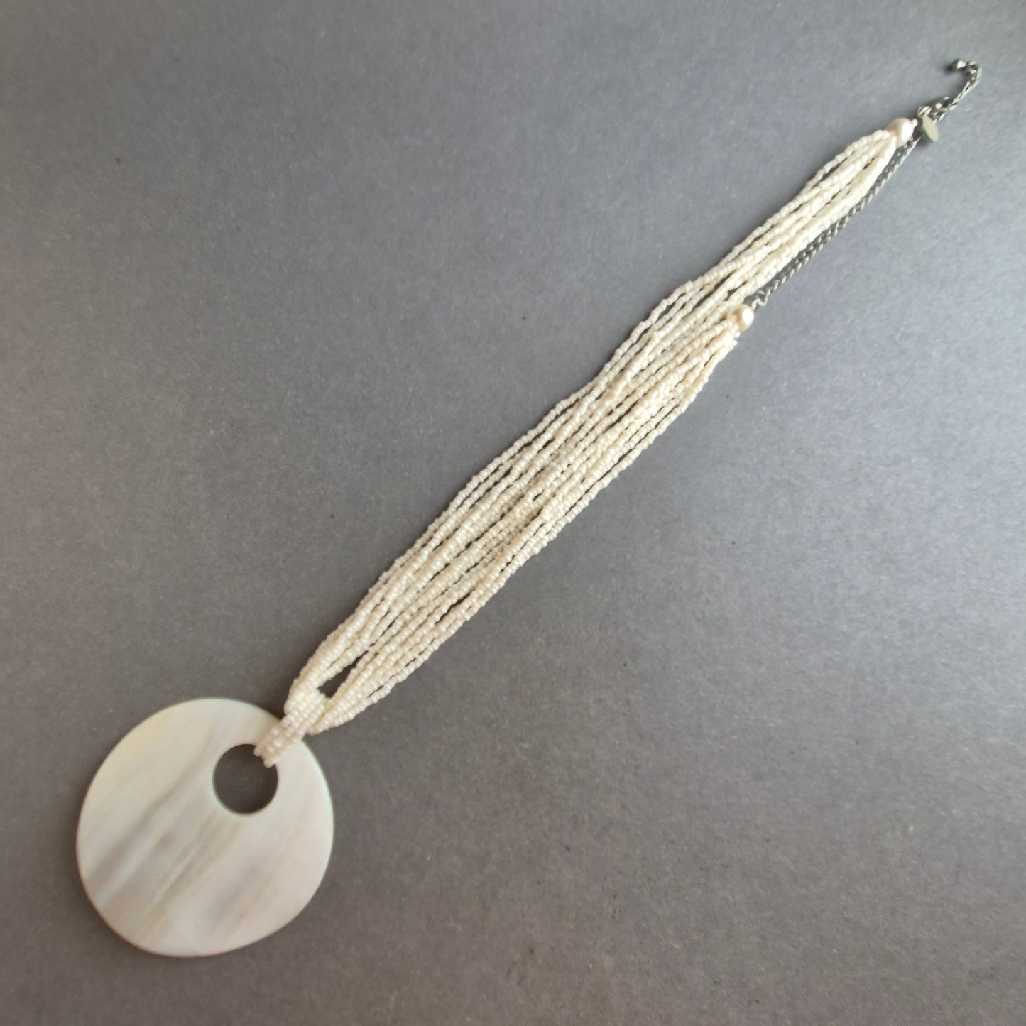 Mehrreihige Perlenkette mit Muschel-Anhänger – Natürlicher Boho-Look