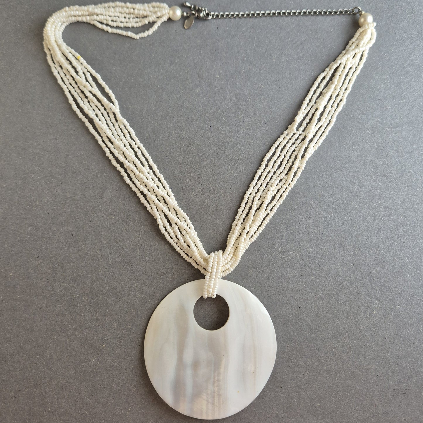 Mehrreihige Perlenkette mit Muschel-Anhänger – Natürlicher Boho-Look