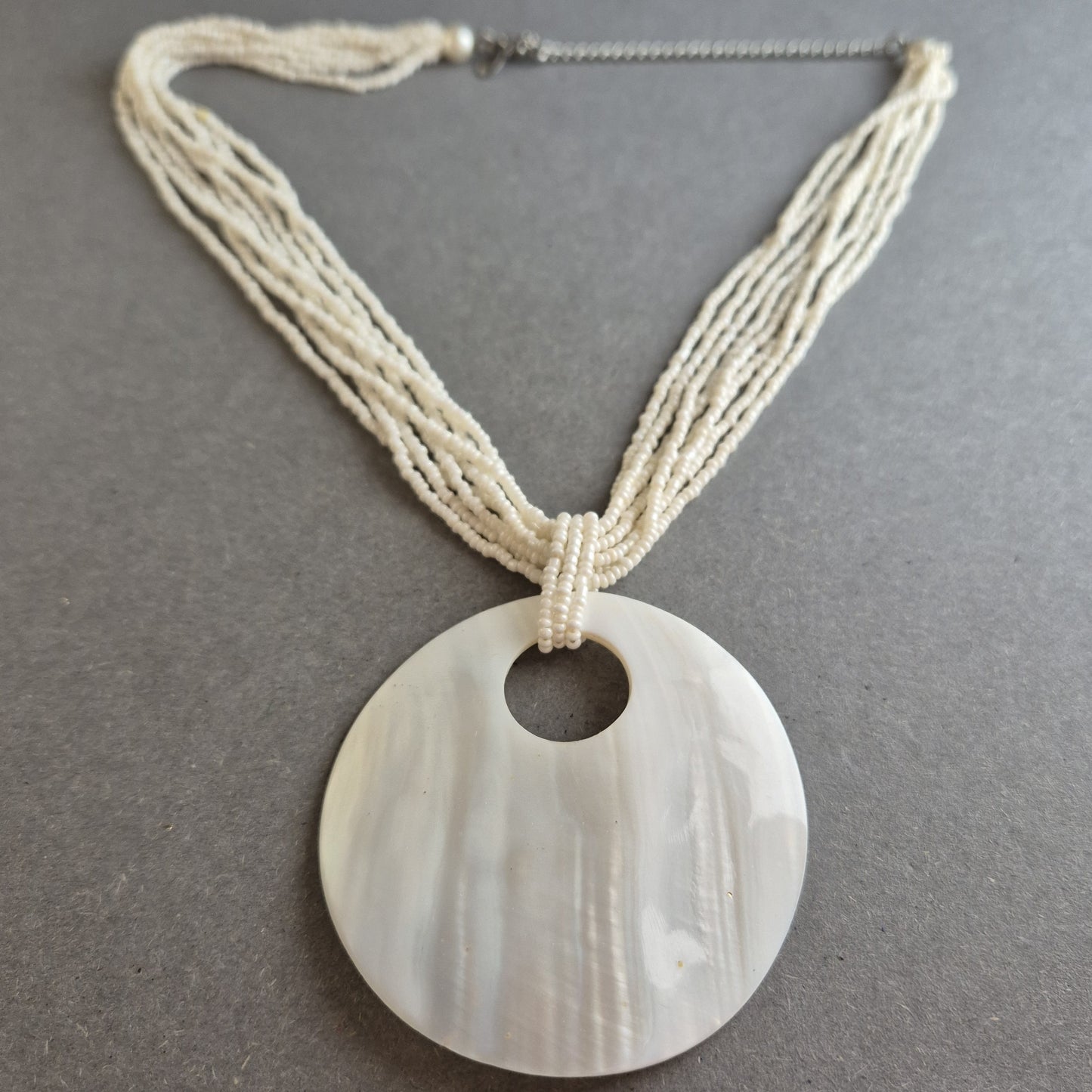 Mehrreihige Perlenkette mit Muschel-Anhänger – Natürlicher Boho-Look