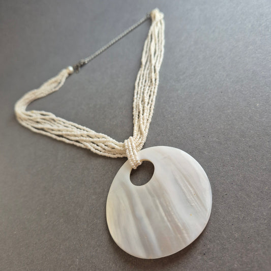 Mehrreihige Perlenkette mit Muschel-Anhänger – Natürlicher Boho-Look