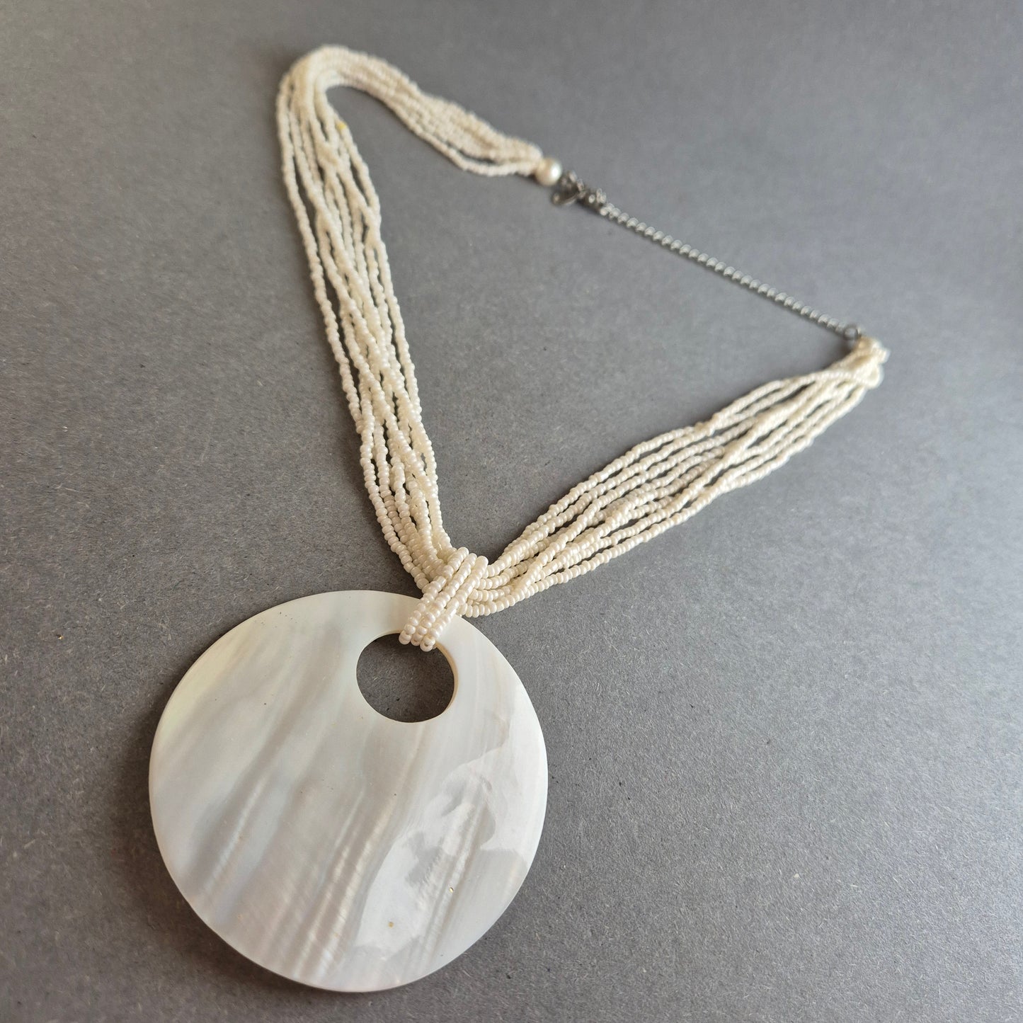 Mehrreihige Perlenkette mit Muschel-Anhänger – Natürlicher Boho-Look