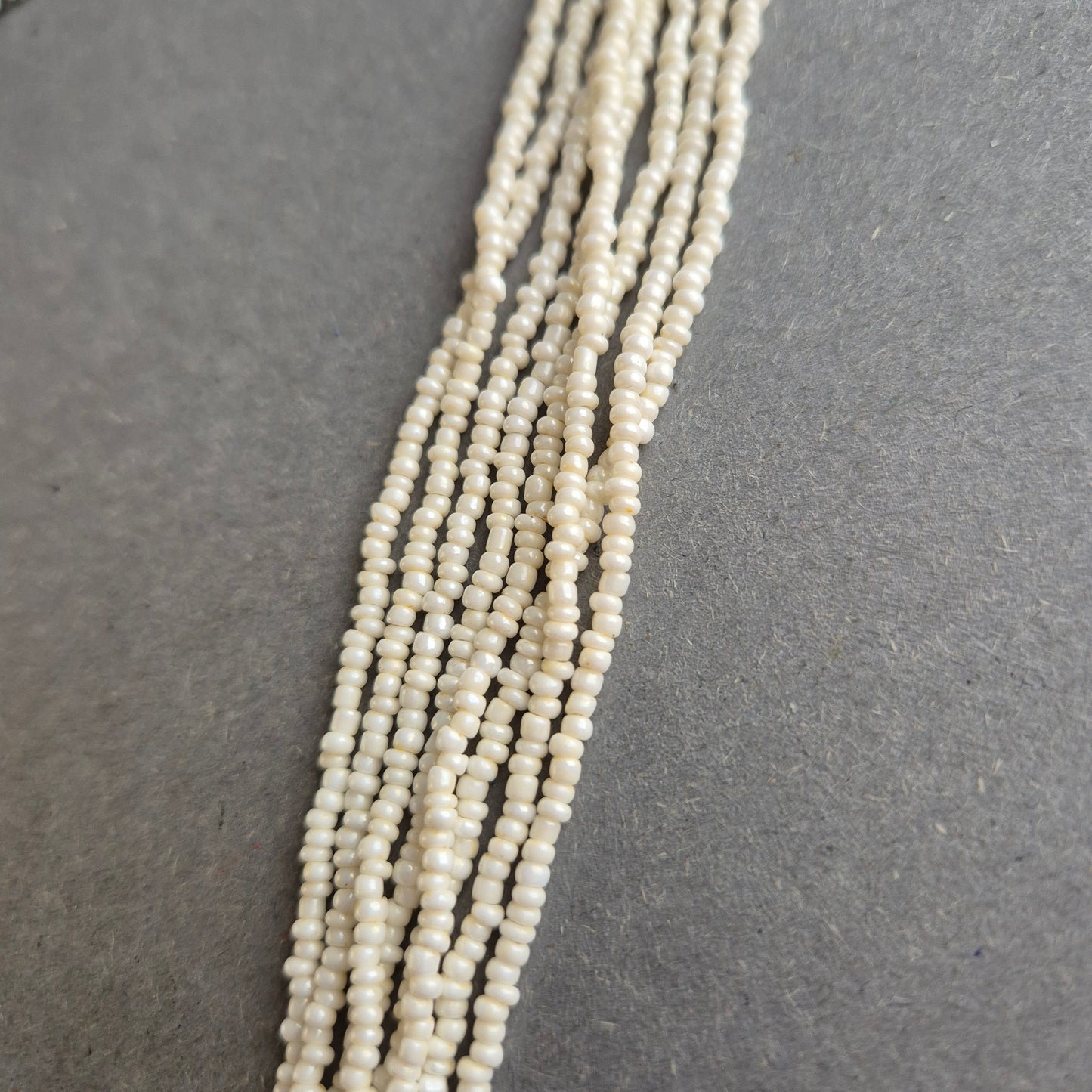 Mehrreihige Perlenkette mit Muschel-Anhänger – Natürlicher Boho-Look