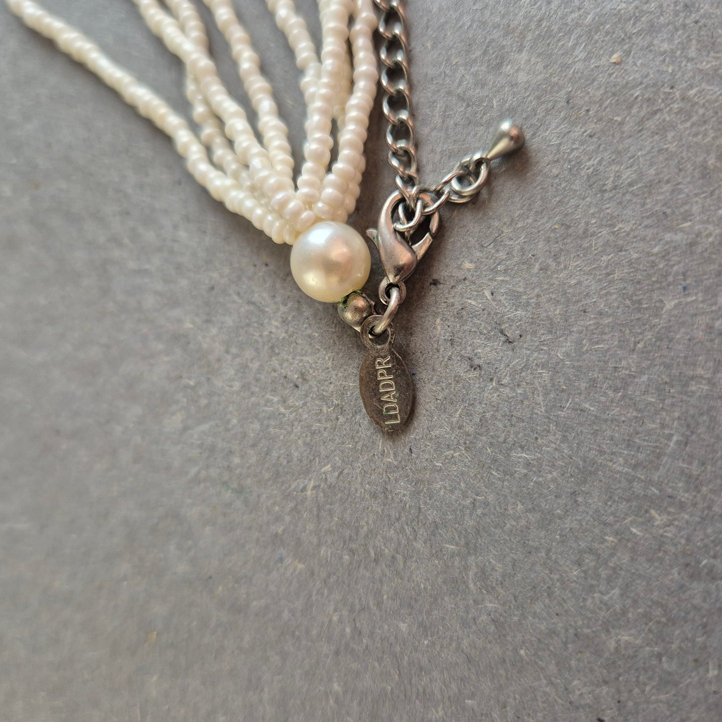 Mehrreihige Perlenkette mit Muschel-Anhänger – Natürlicher Boho-Look