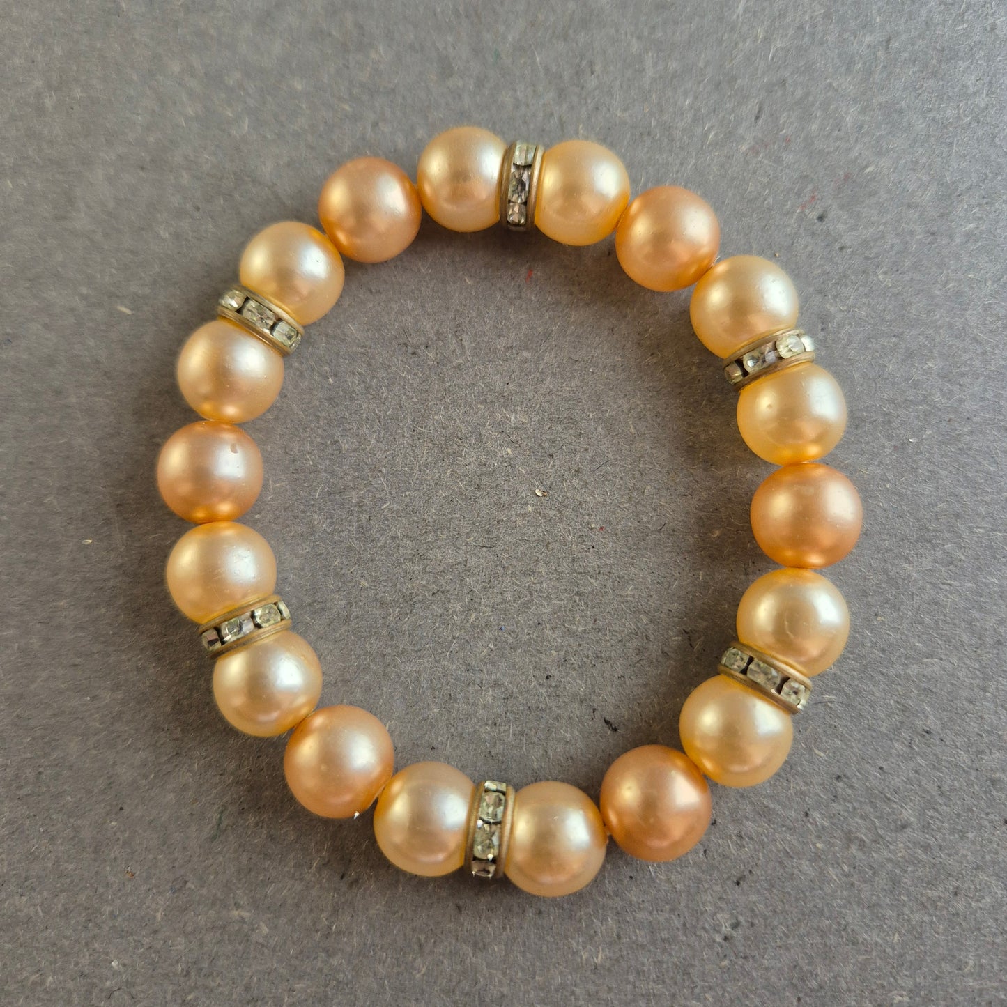 Elastisches Perlenarmband mit Strass – Champagnerfarbene Eleganz