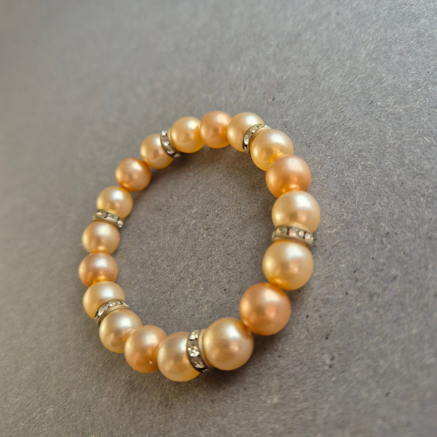 Elastisches Perlenarmband mit Strass – Champagnerfarbene Eleganz
