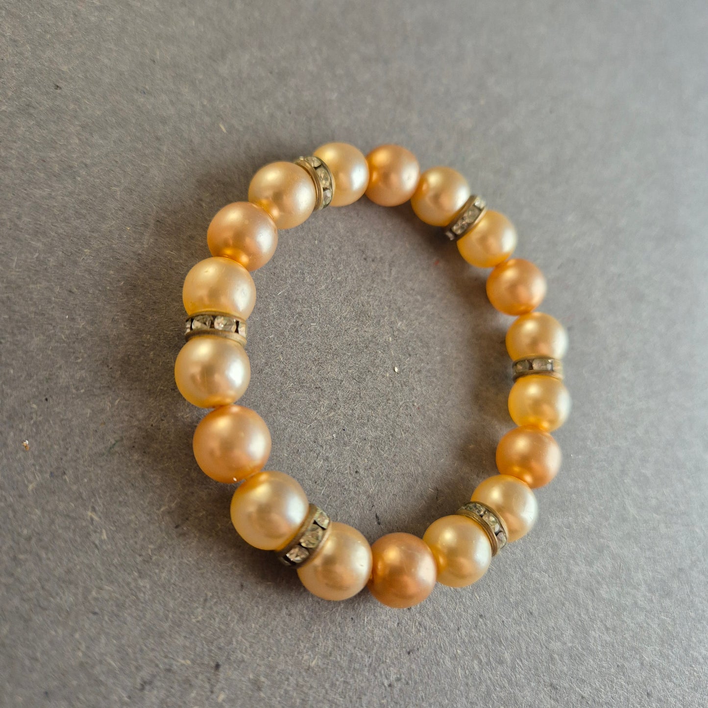Elastisches Perlenarmband mit Strass – Champagnerfarbene Eleganz