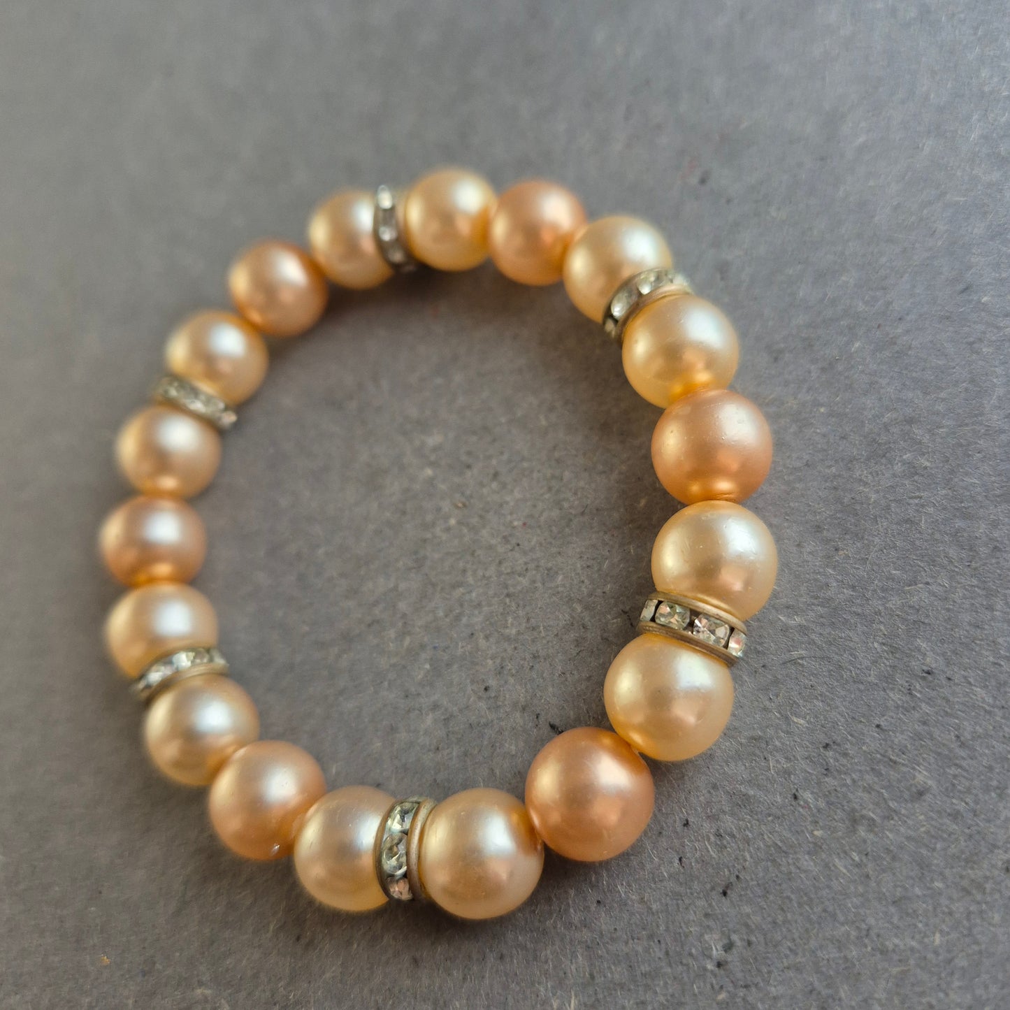 Elastisches Perlenarmband mit Strass – Champagnerfarbene Eleganz