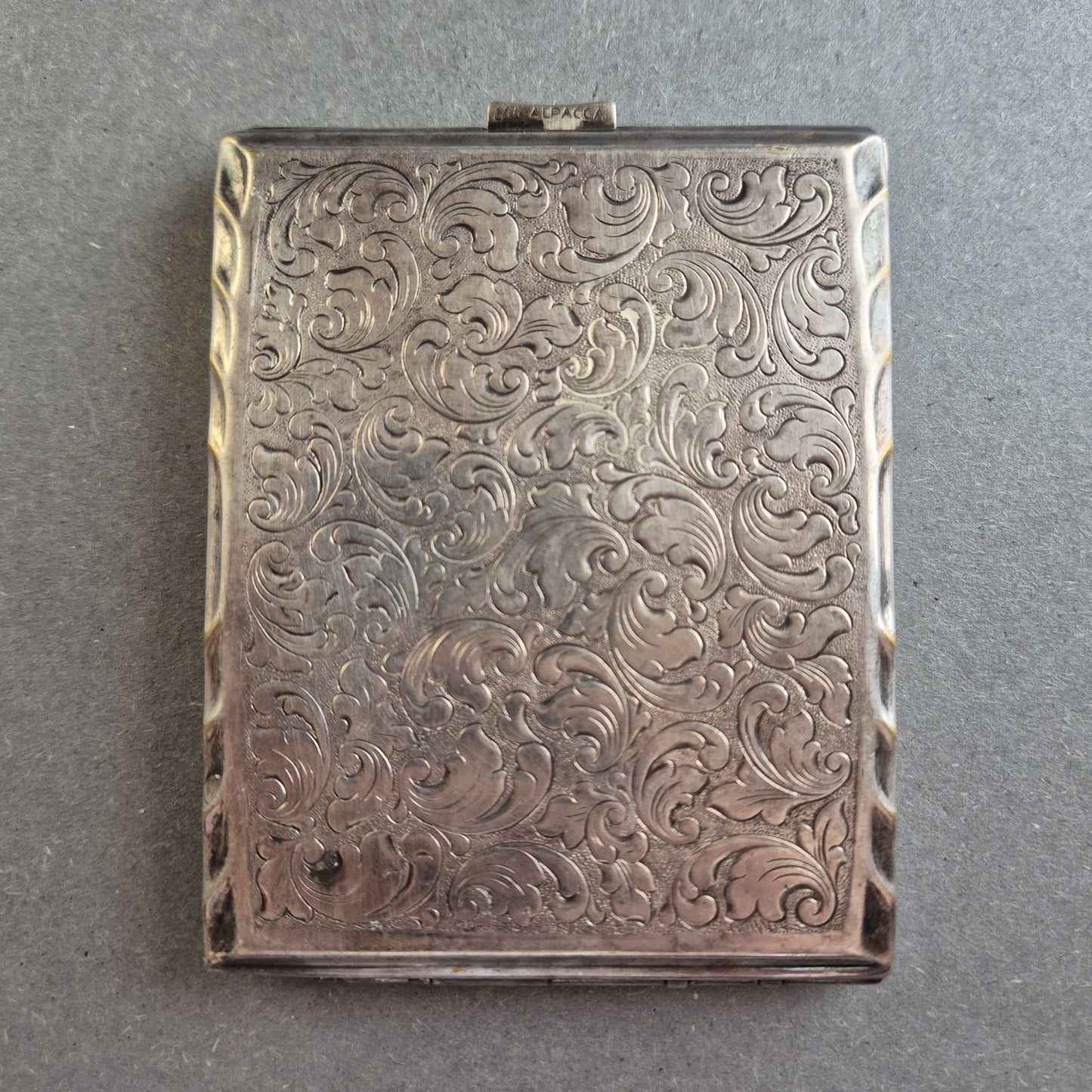 Antikes Zigarettenetui aus Alpacca – Graviertes Silberdesign