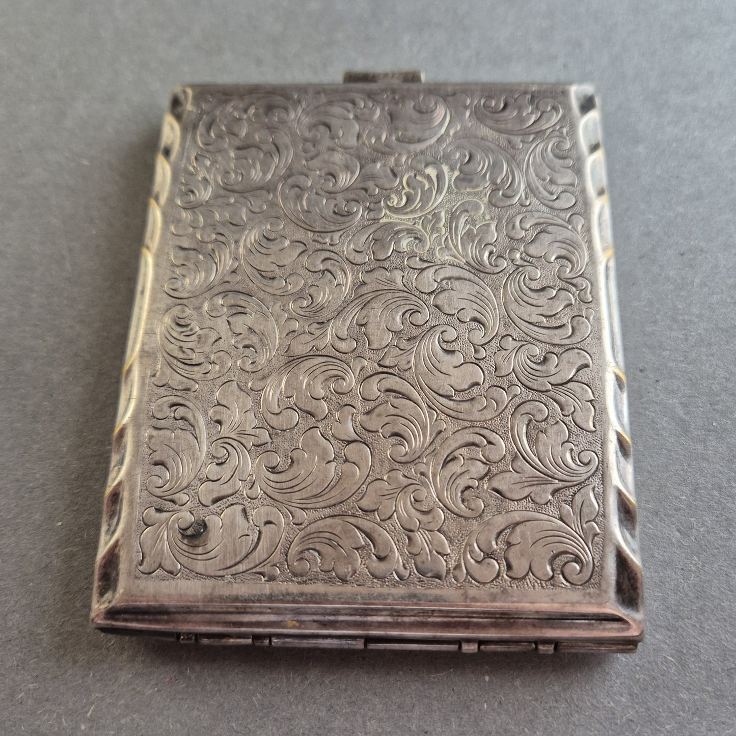 Antikes Zigarettenetui aus Alpacca – Graviertes Silberdesign