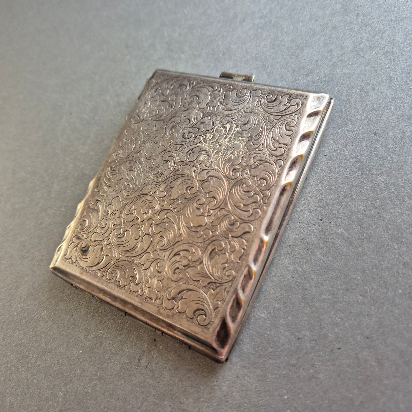 Antikes Zigarettenetui aus Alpacca – Graviertes Silberdesign