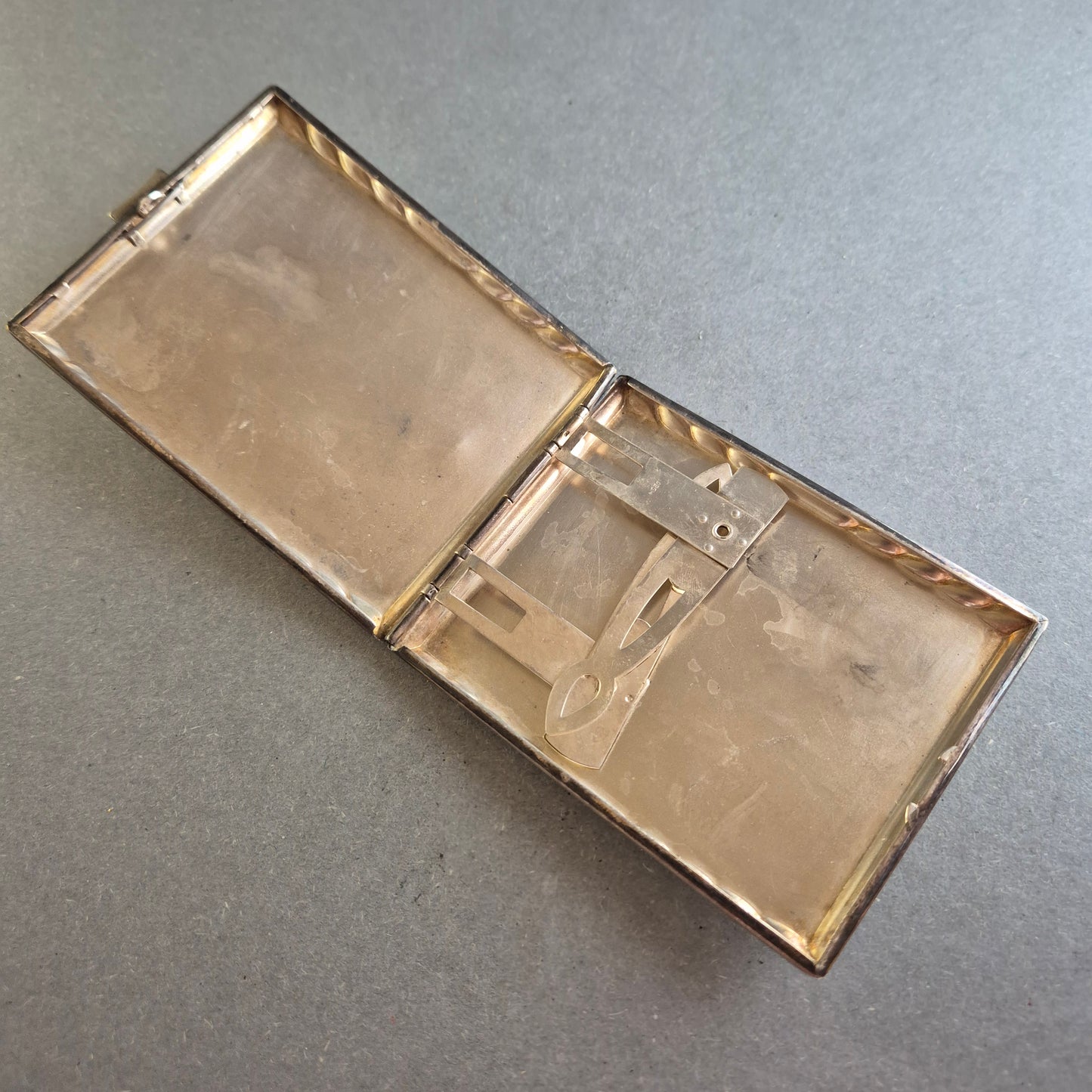 Antikes Zigarettenetui aus Alpacca – Graviertes Silberdesign