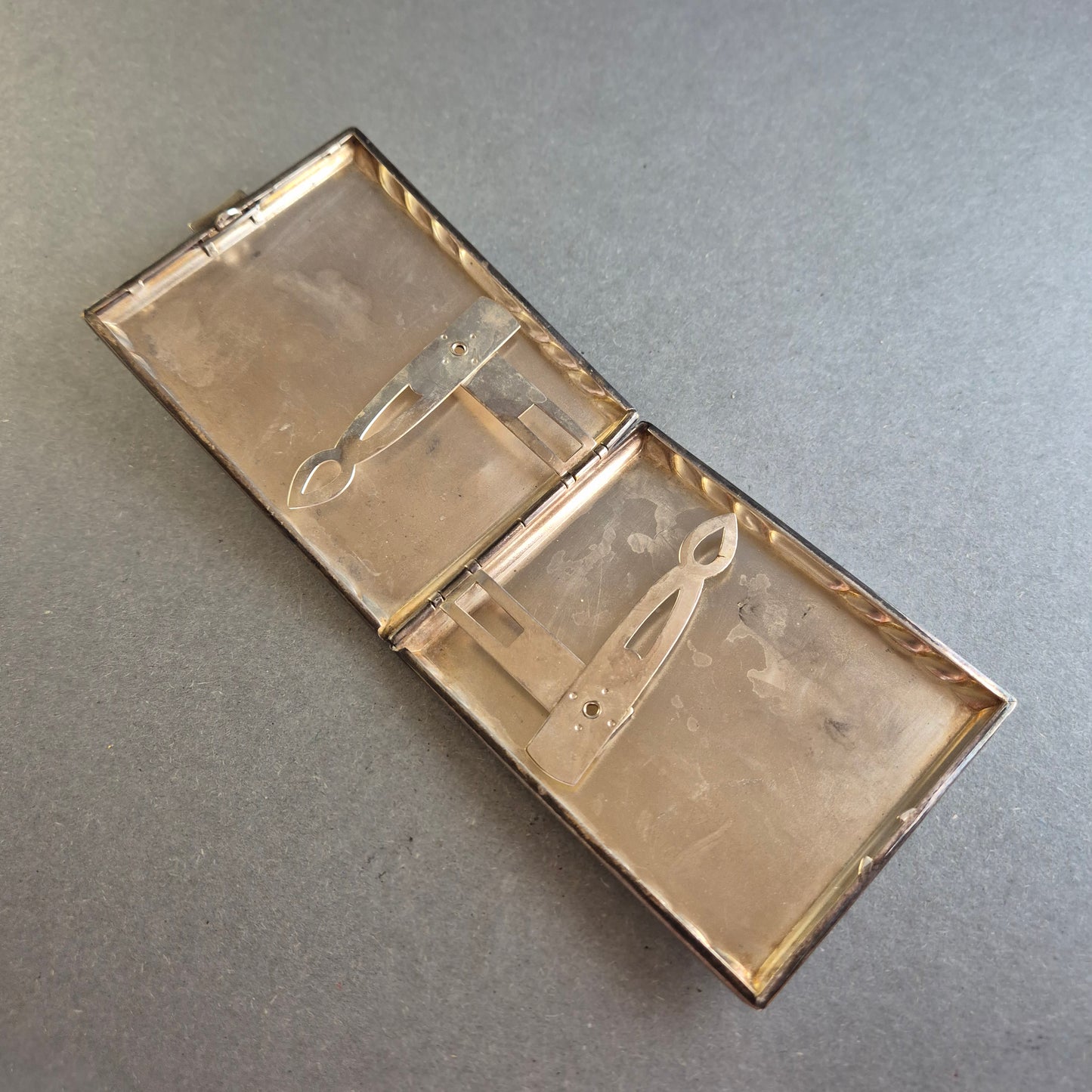 Antikes Zigarettenetui aus Alpacca – Graviertes Silberdesign