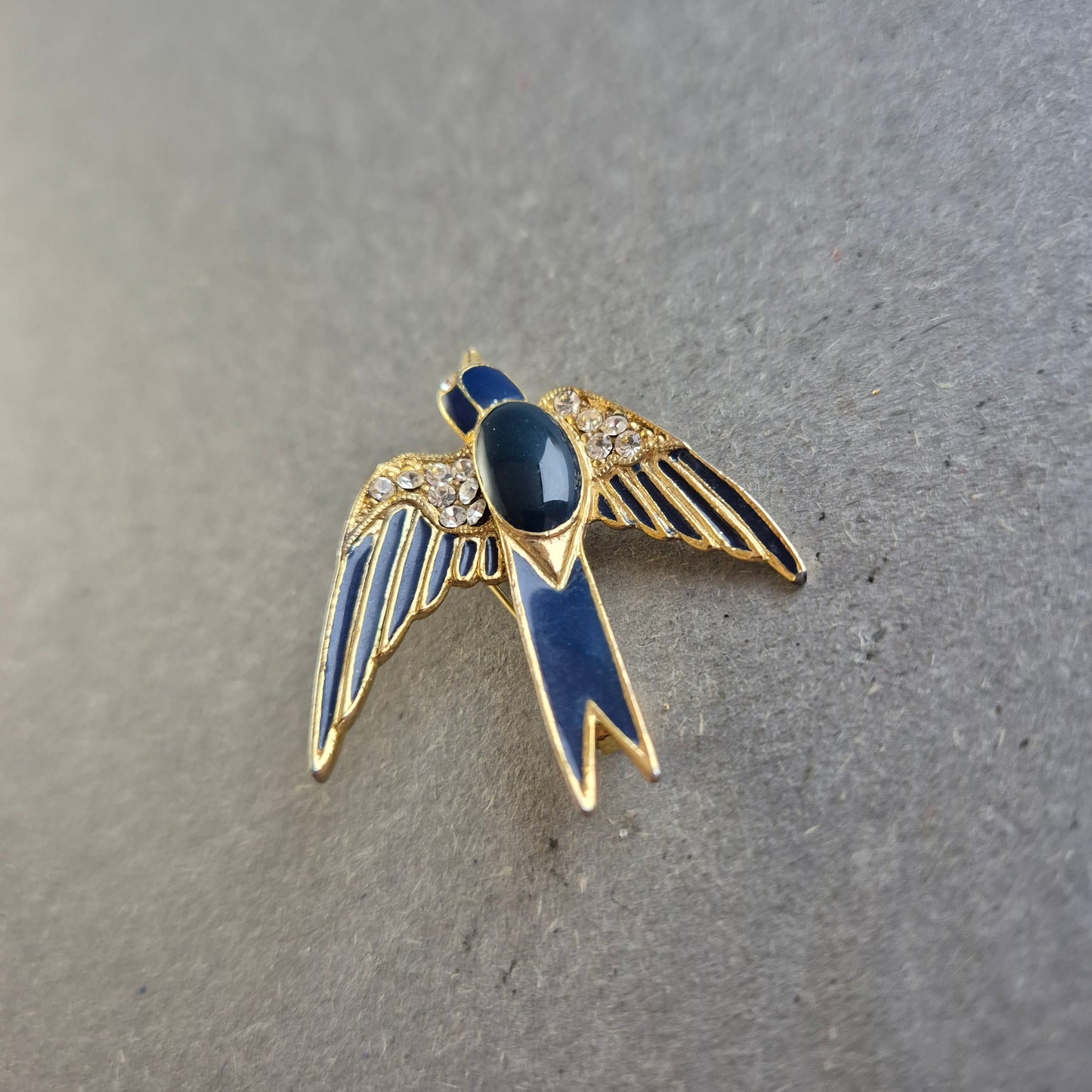 Vogel-Brosche mit Emaille & Strass – Goldblauer Vintage-Charme