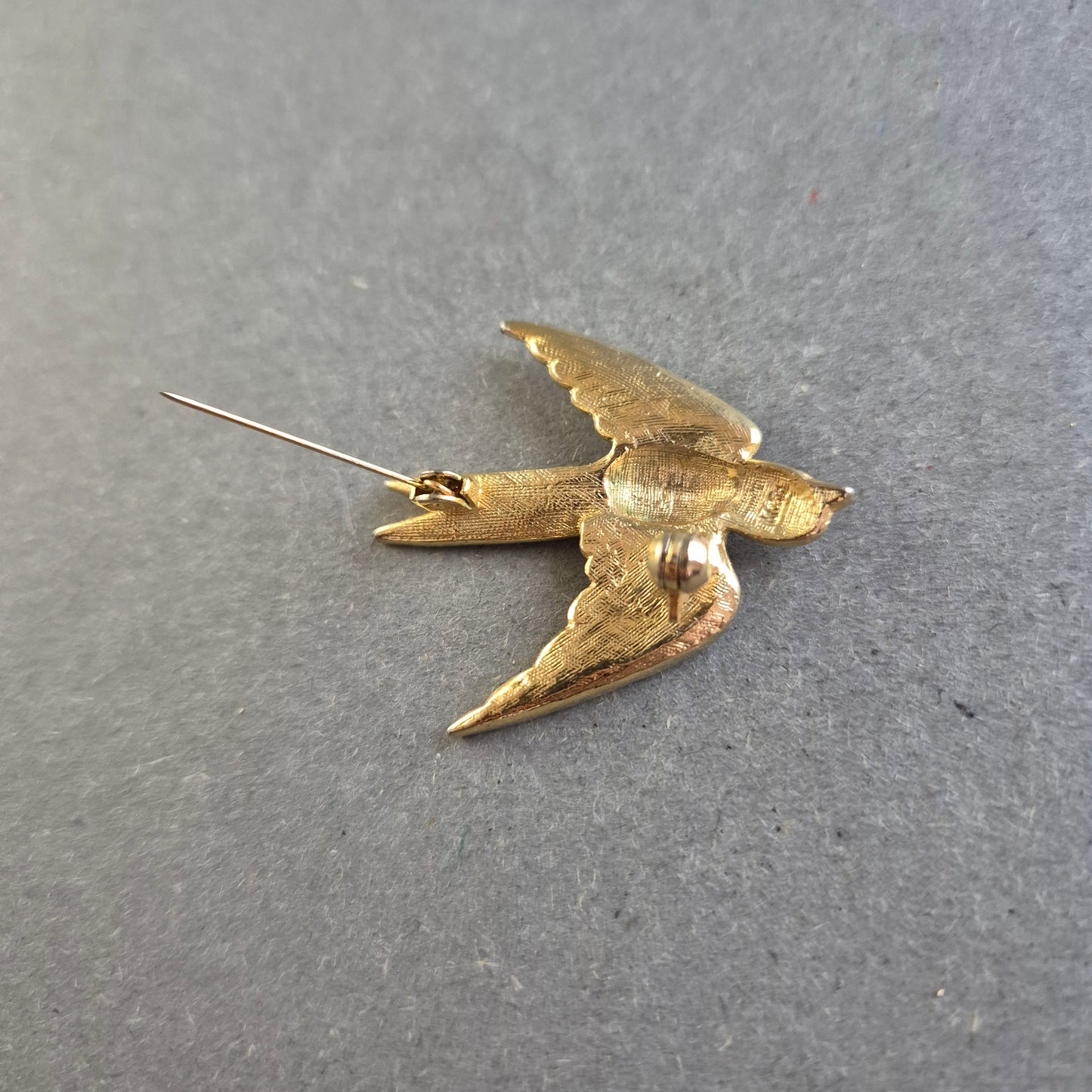 Vogel-Brosche mit Emaille & Strass – Goldblauer Vintage-Charme