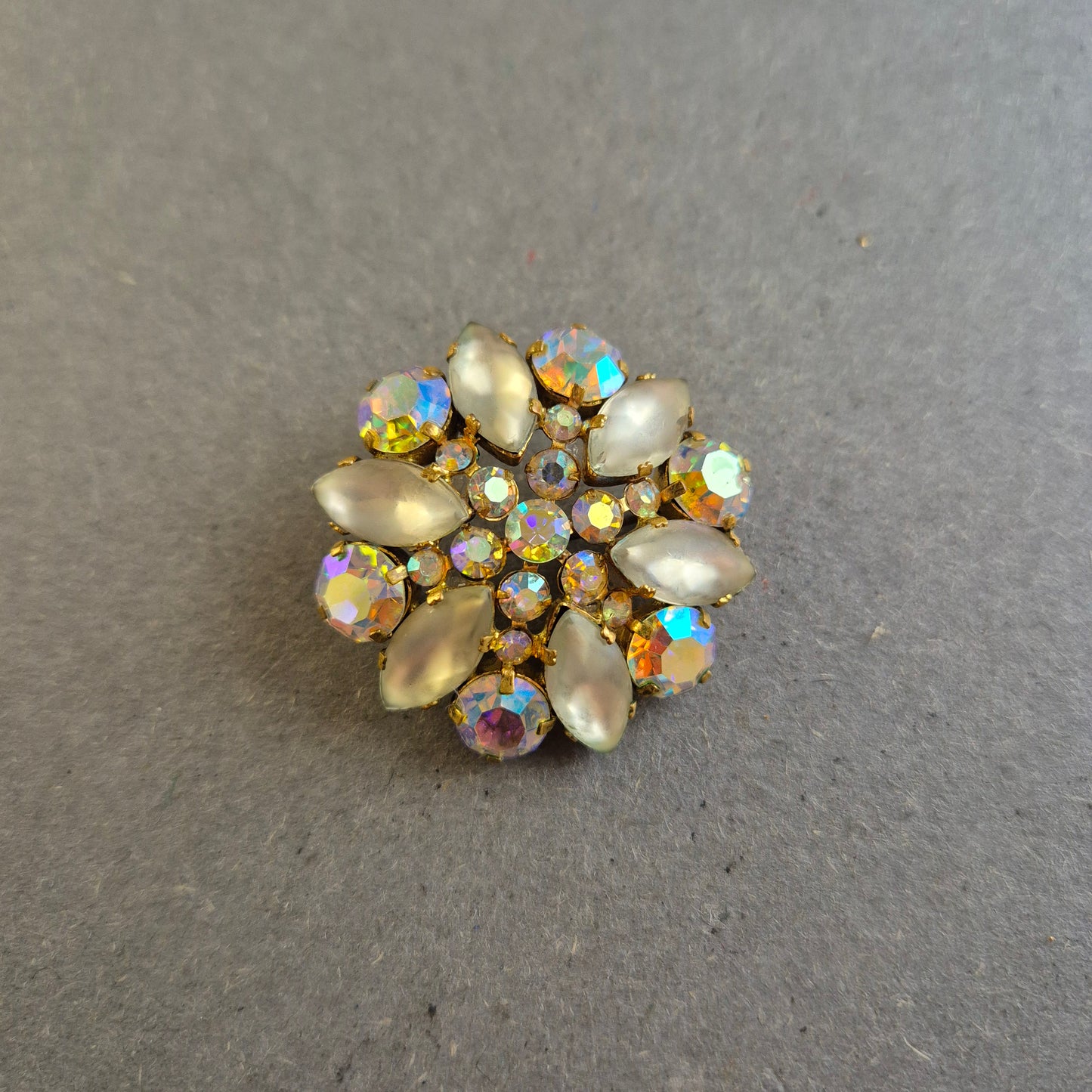 Vintage Strassbrosche im Blumenstil – Opalglas & Aurora Borealis