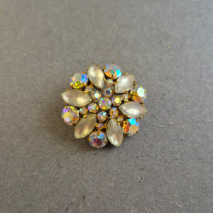 Vintage Strassbrosche im Blumenstil – Opalglas & Aurora Borealis