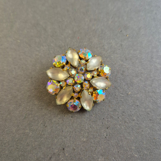 Vintage Strassbrosche im Blumenstil – Opalglas & Aurora Borealis