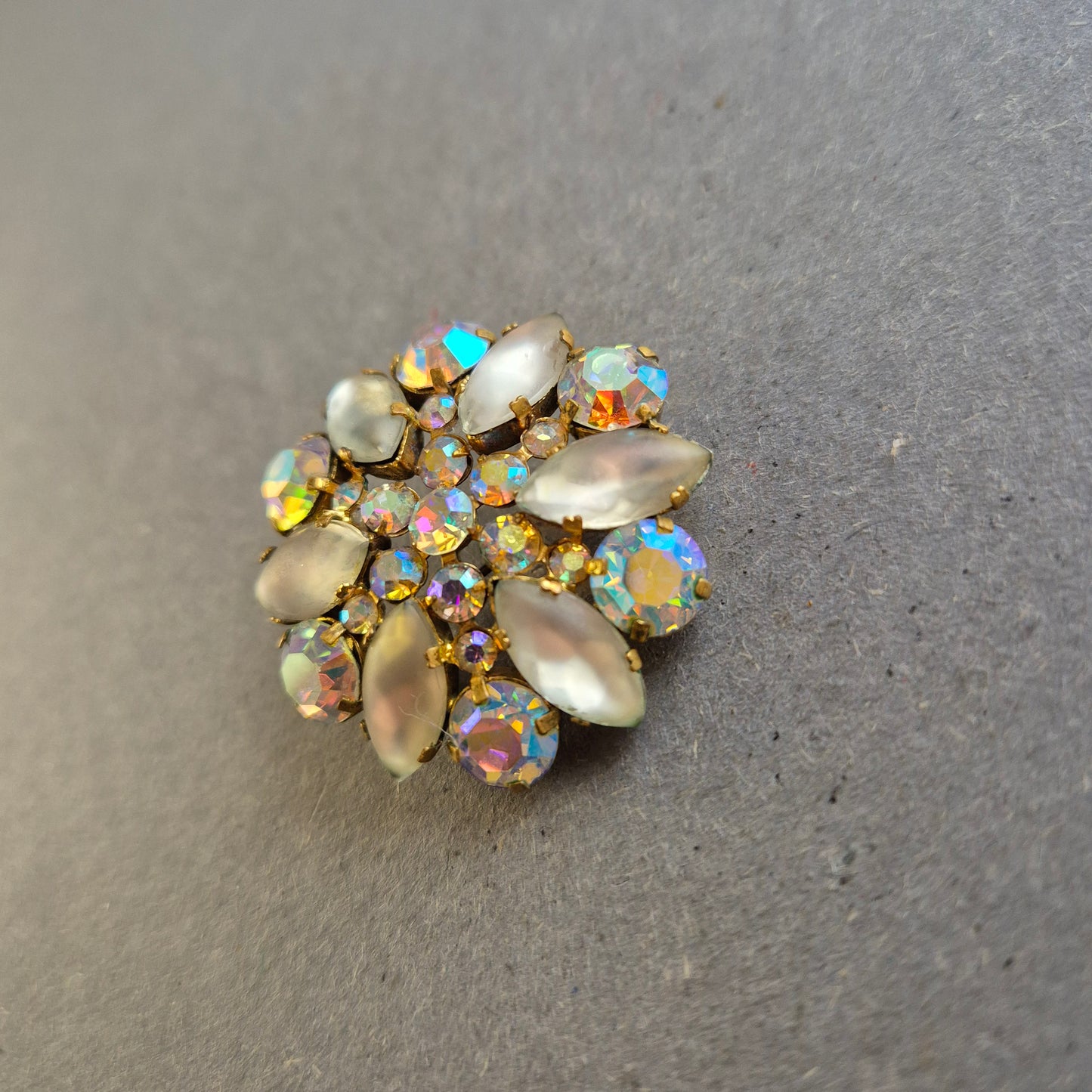 Vintage Strassbrosche im Blumenstil – Opalglas & Aurora Borealis