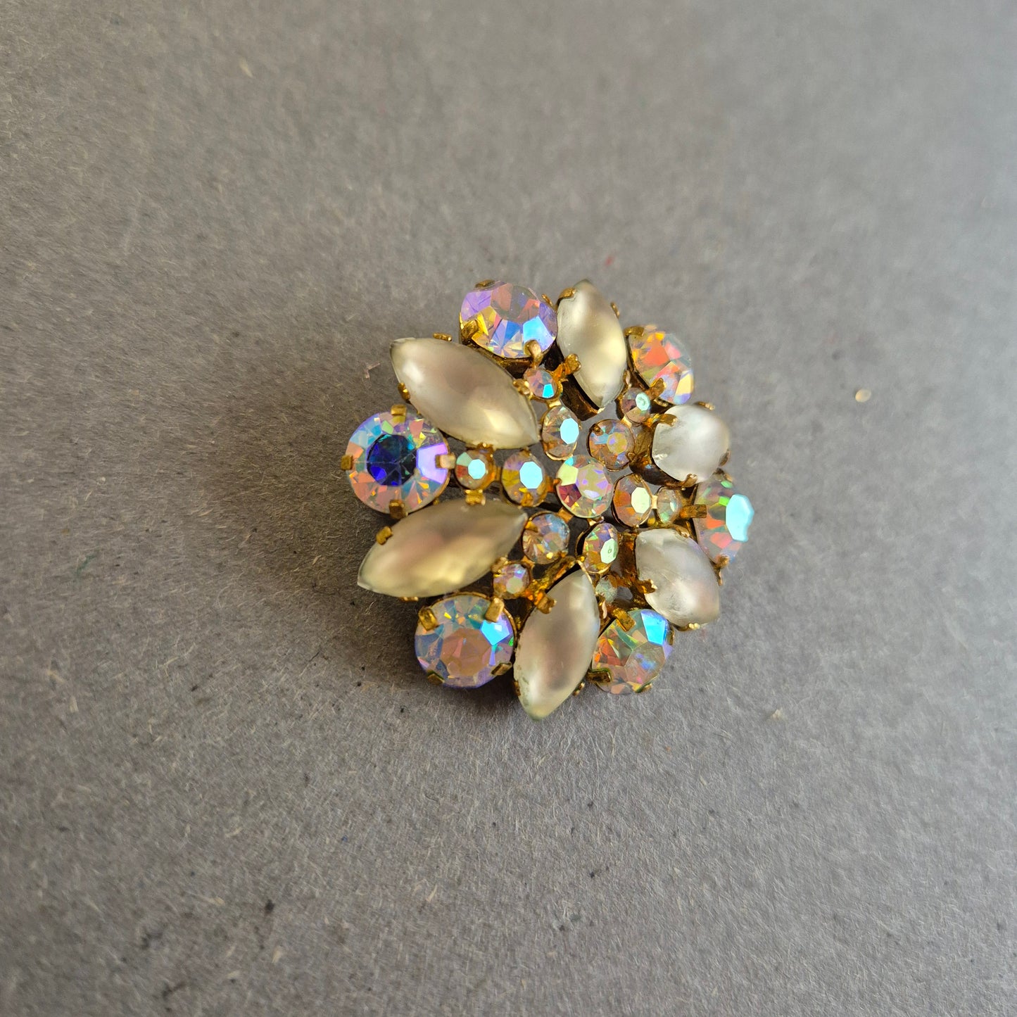Vintage Strassbrosche im Blumenstil – Opalglas & Aurora Borealis