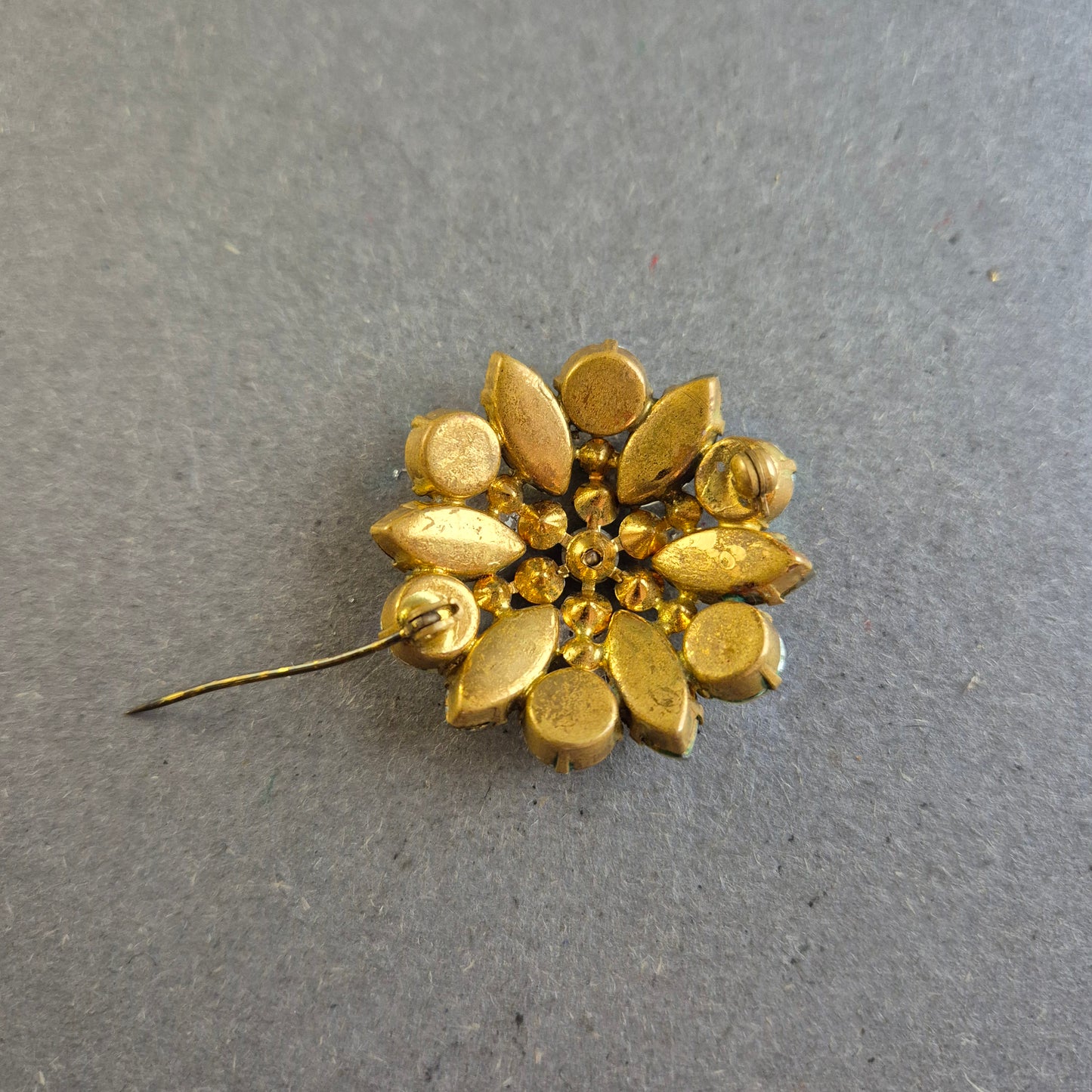 Vintage Strassbrosche im Blumenstil – Opalglas & Aurora Borealis