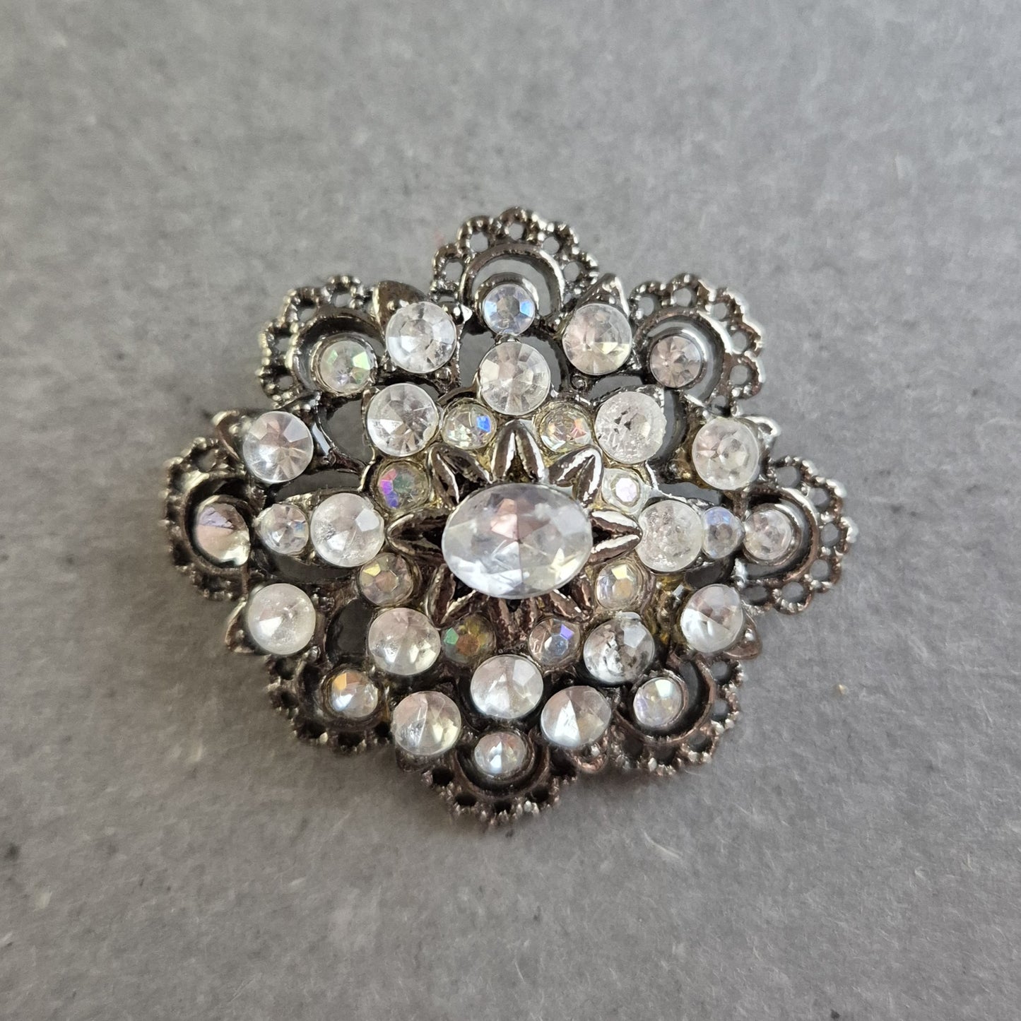 Filigrane Vintage-Brosche mit Strass – Silberfarbene Eleganz