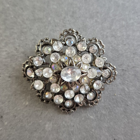 Filigrane Vintage-Brosche mit Strass – Silberfarbene Eleganz