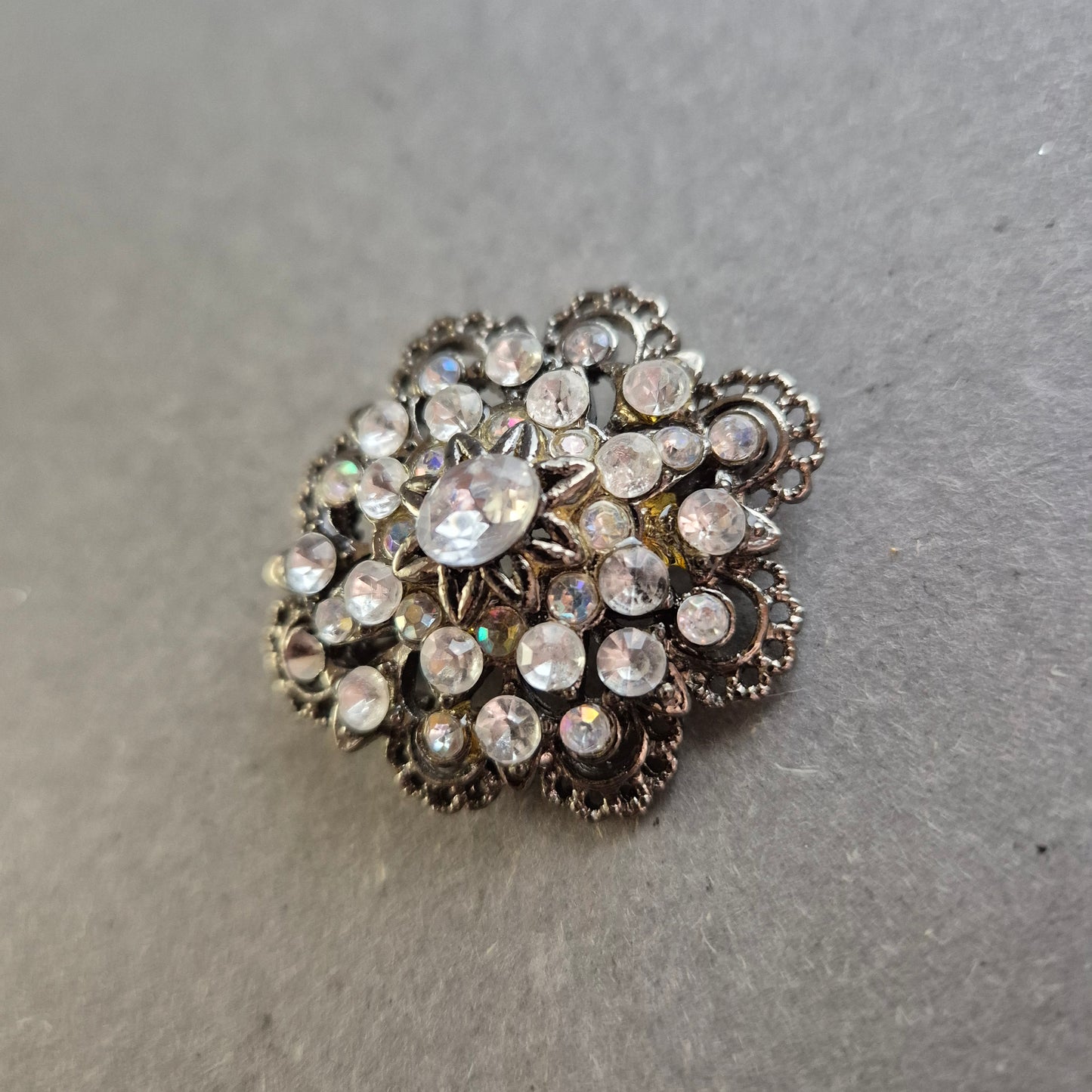 Filigrane Vintage-Brosche mit Strass – Silberfarbene Eleganz