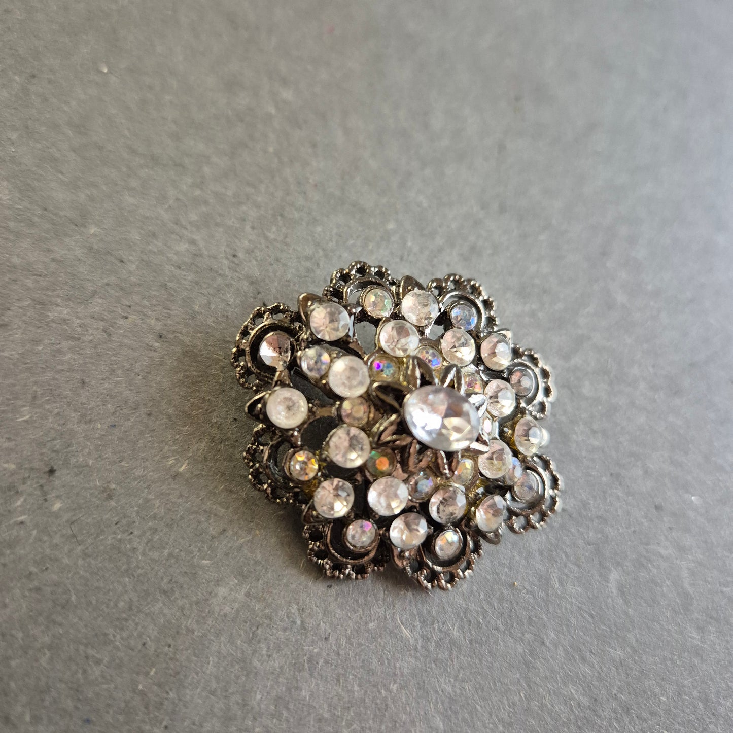 Filigrane Vintage-Brosche mit Strass – Silberfarbene Eleganz