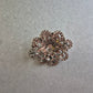 Filigrane Vintage-Brosche mit Strass – Silberfarbene Eleganz